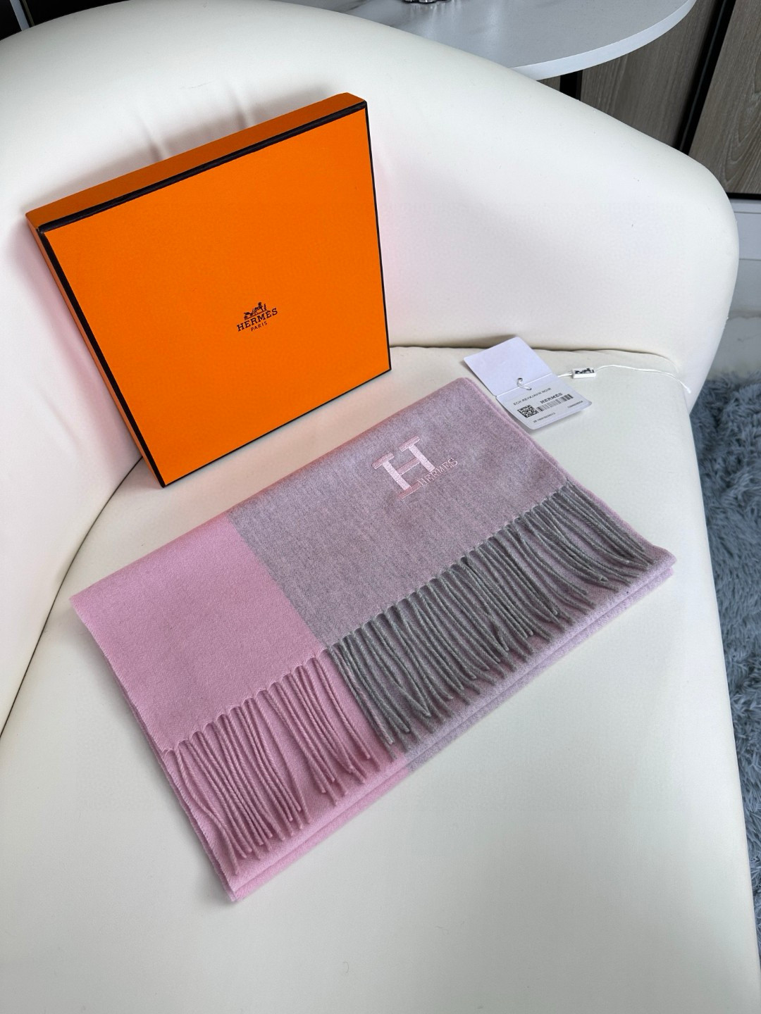 上新！Hermes · 爱马仕，大H难得一见的温柔配色，低调又不失优雅❗️】重点推荐❗️双边配色，一条围