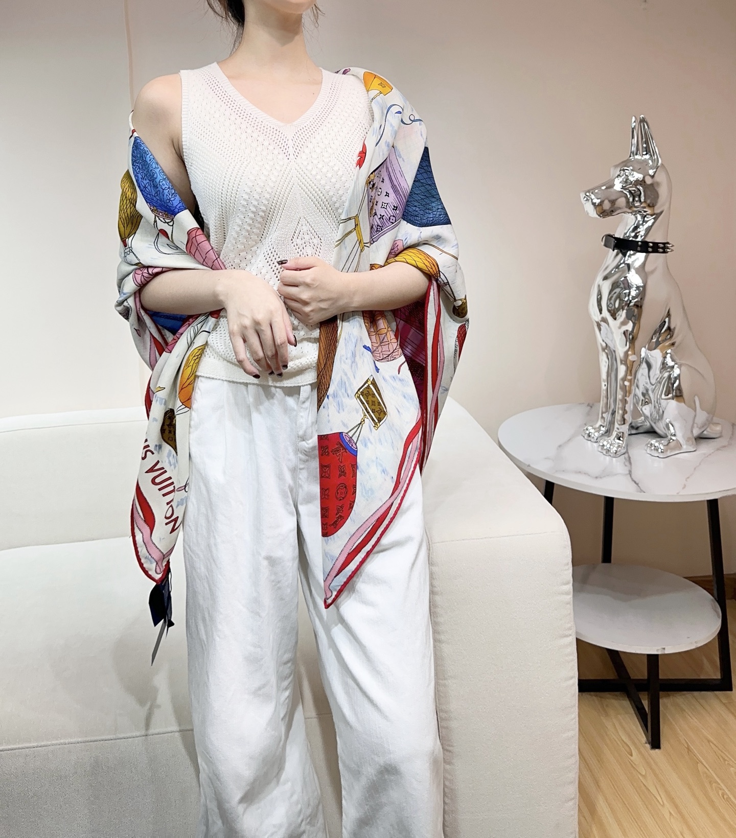 NO:574291,New 2025 Spring Styles New LV Lvjia Counter Latest Turkish Hot Air Balloon 'The real thing is really beautiful. The shawl is equipped with printing. No matter the design or printing, the details are in place. It can be seen that the whole scarf gives people a big-name aura and is very exquisite. High-end VIP recommendation is definitely worth buying. The new 140x140, 70 cashmere 30 silk double-sided same color, hand-rolled high version scarf, high version scarf, louis vuitton, louis vuitton, louis  vuitton,real silk,shawls19860909上新2025春款上新LV驴家专柜最新款巜土耳其热气球》实物真心美 披肩配以印花无论设计喷绘都是非常到位细节都可见整个围巾给人大牌气场的同时又非常精致高端VIP推荐绝对值得入手的新款140x140,70羊绒30真丝双面同色,手工卷边高版本围巾,高版本围巾,louis vuitton,louis vuitton,louis vuitton,real silk,shawls,scarf