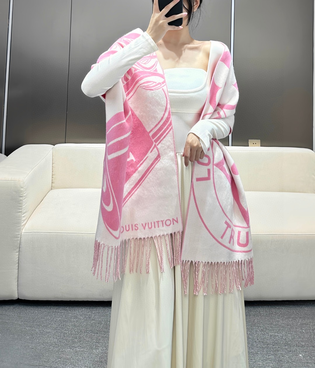 新款围巾🧣太好看了 Lock And keys围巾取材舒暖毛绒混合纺织，一面描绘LV挂锁和钥匙图案，反转