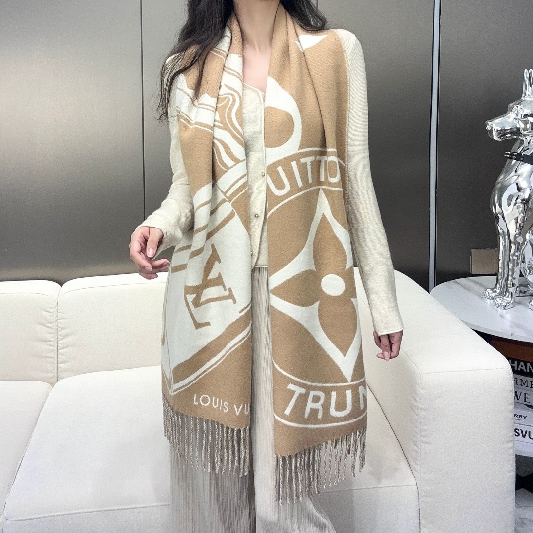 新款围巾🧣太好看了 Lock And keys围巾取材舒暖毛绒混合纺织，一面描绘LV挂锁和钥匙图案，反转
