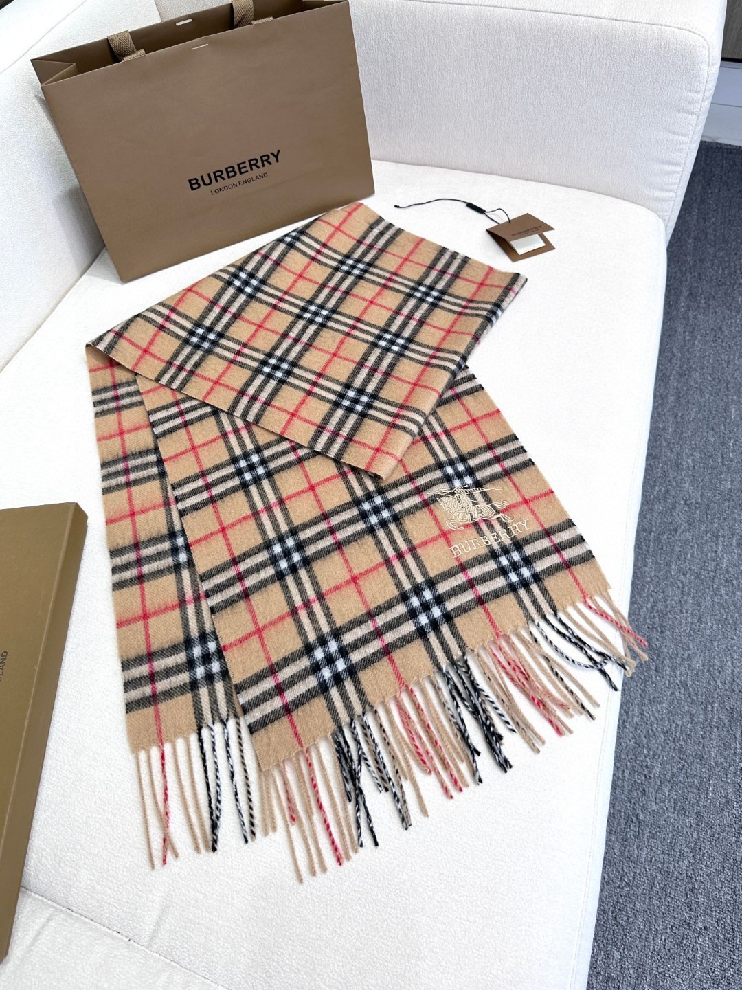 2025年重磅推荐🎊巴宝莉官网最新款【格纹战马】💥 100%顶级山羊绒材质。非常保暖👑 柔软亲肤，不扎脖