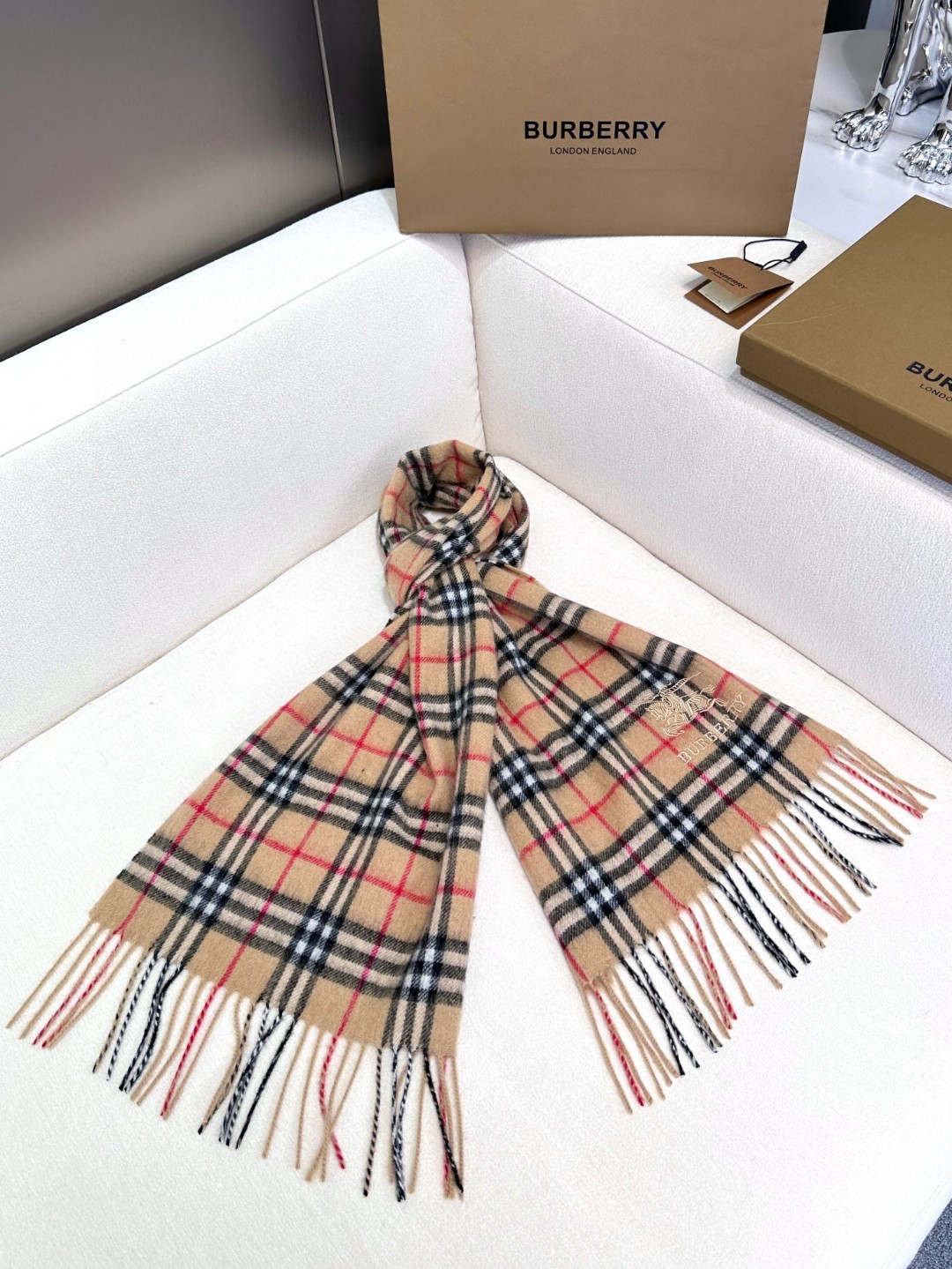 2025年重磅推荐🎊巴宝莉官网最新款【格纹战马】💥 100%顶级山羊绒材质。非常保暖👑 柔软亲肤，不扎脖