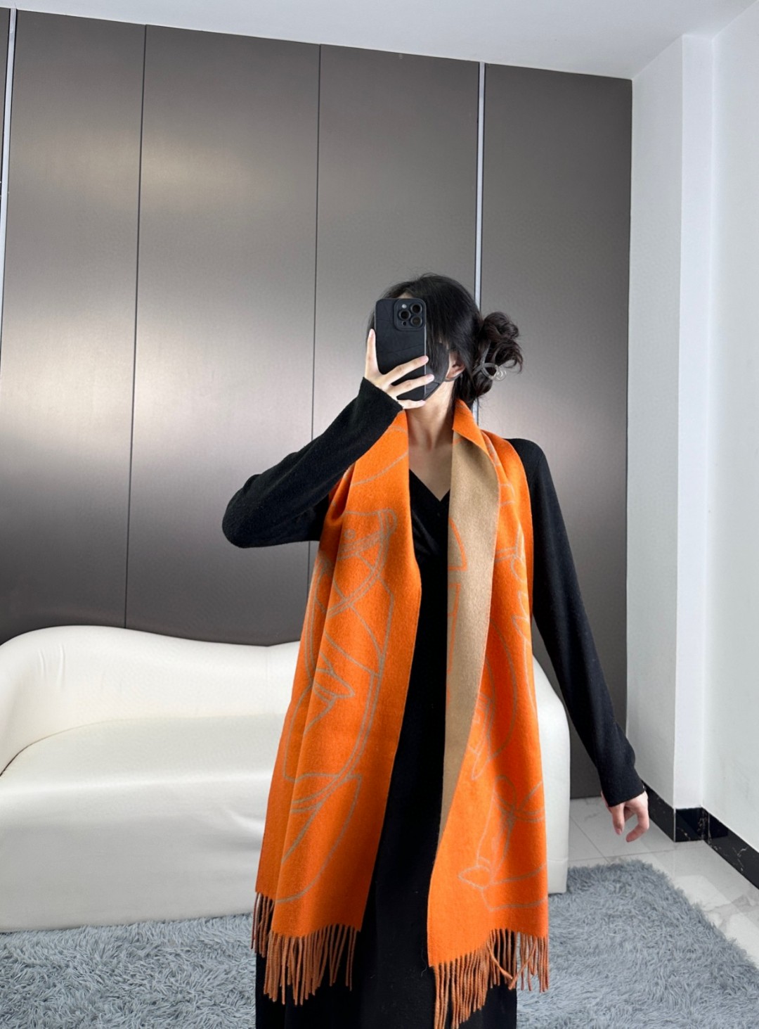 爱马仕新款 这款围巾采用细腻的撞色提花编织，呈现杰夫·麦克菲里奇（Geoff McFetridge）设计