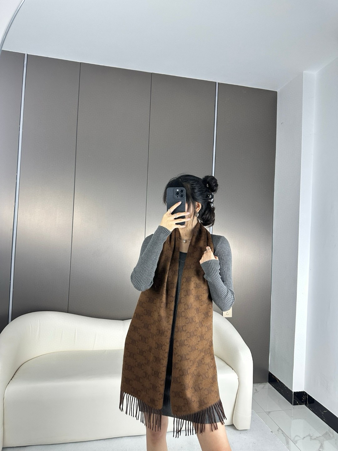 NO:574434,CELINE Arc de Triomphe Sanlin presbyopic cashmere scarf has finally been shipped... The upper body picture that many babies asked for is here!  The texture of cashmere is soft and super comfortable to wear!  The double-sided light and dark contrast colors make it less monotonous. A must-have material for winter and autumn, the material is super skin-friendly and soft, super versatile and white, perfect for windbreakers, coats and down jackets, fairies!  !  Available in light maroon and chocolate; size 36x190: material 100% cashmere high version scarf, high version scarf, celine, down jacket19860909CELINE凯旋门散林老花羊绒围巾终于出货了……很多宝宝要的上身图来啦！羊绒的质地戴起来软乎乎超舒服！双面明暗对比色,围起来不会那么单调.冬秋季必入款材料超级亲肤柔软,超级无敌百搭又显白,风衣大衣羽绒服的绝配仙女们冲！！浅栗色和巧克力二色可选；尺寸36x190:材料100 ％羊绒高版本围巾,高版本围巾,celine,down jacket,scarf