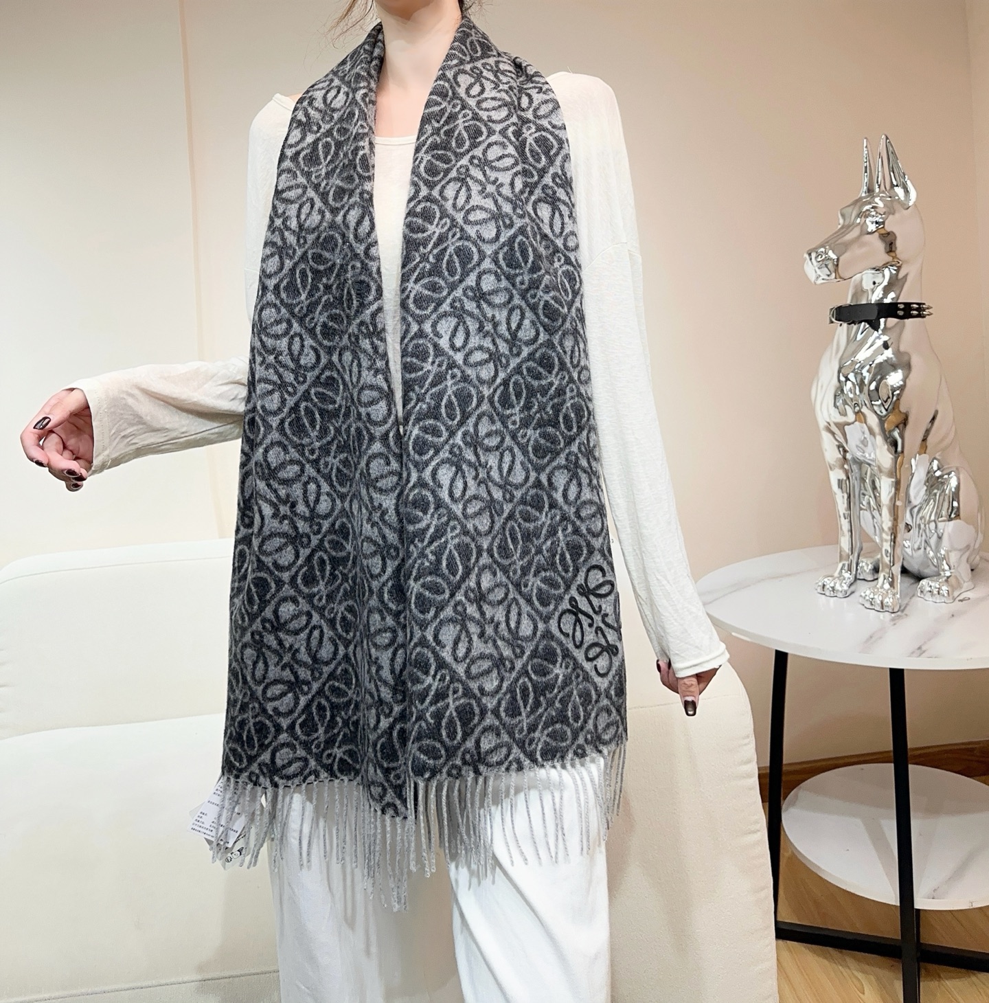 NO:574391,High quality five colors arrived!  Double hanging version, hand-sewn labels!  Popular all over the internet, original order quality!  · - Double-sided Anagram jacquard pattern, milk tea color, Size 180x38cm, 90 wool 10 cashmere, out of stock in the store, neutral style, simple and elegant logo jacquard, full of high-end sense, simple and versatile. Highly recommended for gift giving!  high version scarf,high version scarf19860909高品质五色到货！双吊版,手工缝标！ 火爆全网的 ,原单品质！ · - 双面Anagram 缇花图案 奶茶色 Size 180x38cm90羊毛10羊绒  专店缺货爆款 中性风 简约大气的标识提花 高级感十足 简约百搭.送礼也是超级推荐！高版本围巾,高版本围巾,scarf