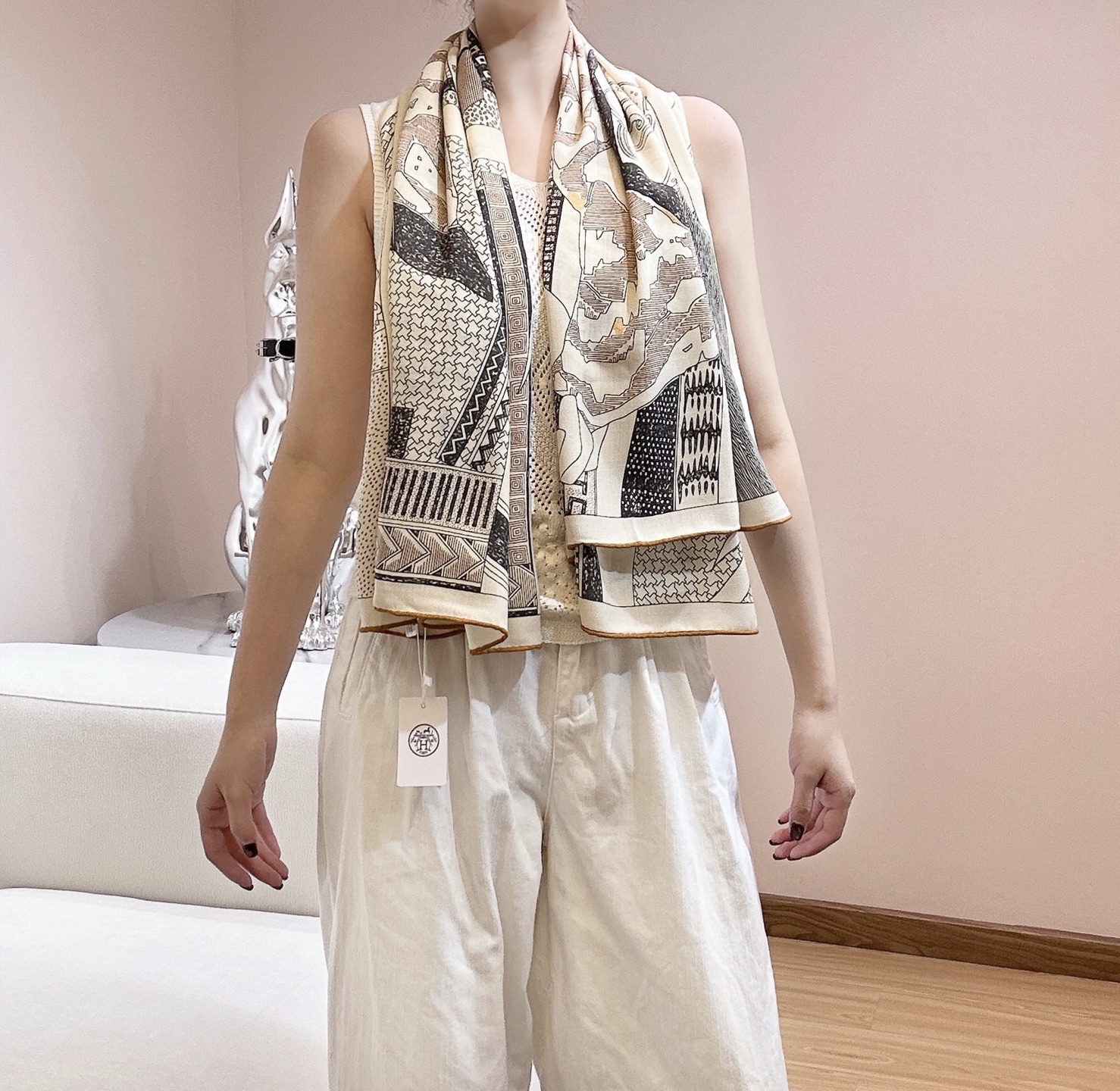 NO:581224,. Hermès Appointment, double-sided velvet of the same color. This elegant lady is preparing for some mysterious date and hurriedly puts the key into her pocket. The loyal Dalmatian dog is waiting patiently by the bookshelf. Is this also part of the storyline? Carine Brancowitz depicts a dream she had while studying in Paris on a handkerchief. When the young designer lived in the Latin Quarter, she often fantasized about the mysterious lives of her neighbors and staged romantic dramas in her daydreams. Every note that suddenly sounded around the corner, every poem recited from the window, and every gentle step on the floor were all new clues. She liked to imagine the lives of these strangers. Size 135×135cm Material 30% silk 70% cashmere high version scarf, high version scarf, thom browne, hermes, real silk19860909.爱马仕之约 双面同色丝绒 这位优雅的女士在准备什么神秘约会,行色匆匆地将钥匙放进口袋中.忠诚的大麦町犬在书架旁耐心等待,这是否也是故事情节的一部分？ 凯琳娜·布朗柯维茲（Carine Brancowitz）在方巾上描绘了在巴黎求学时期的绮梦.这位年轻的设计师当时住在拉丁区时,时常幻想邻居的神秘生活,在白日梦里上演浪漫剧情.拐角处蓦然响起的每一个音符,窗口吟诵的每一首诗,地板上每一个轻柔的脚步,都是新的线索,她喜欢想象这些陌生人的生活百态. 尺寸135×135cm 材质30真丝70羊绒高版本围巾,高版本围巾,thom browne,hermes,real silk,scarf