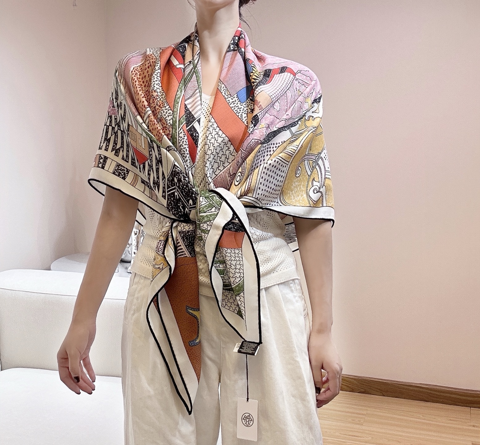 NO:574451,. Hermès Appointment, double-sided velvet of the same color. This elegant lady is preparing for some mysterious date and hurriedly puts the key into her pocket. The loyal Dalmatian dog is waiting patiently by the bookshelf. Is this also part of the storyline? Carine Brancowitz depicts a dream she had while studying in Paris on a handkerchief. When the young designer lived in the Latin Quarter, she often fantasized about the mysterious lives of her neighbors and staged romantic dramas in her daydreams. Every note that suddenly sounded around the corner, every poem recited from the window, and every gentle step on the floor were all new clues. She liked to imagine the lives of these strangers. Size 135×135cm Material 30% silk 70% cashmere high version scarf, high version scarf, thom browne, hermes, real silk19860909.爱马仕之约 双面同色丝绒 这位优雅的女士在准备什么神秘约会,行色匆匆地将钥匙放进口袋中.忠诚的大麦町犬在书架旁耐心等待,这是否也是故事情节的一部分？ 凯琳娜·布朗柯维茲（Carine Brancowitz）在方巾上描绘了在巴黎求学时期的绮梦.这位年轻的设计师当时住在拉丁区时,时常幻想邻居的神秘生活,在白日梦里上演浪漫剧情.拐角处蓦然响起的每一个音符,窗口吟诵的每一首诗,地板上每一个轻柔的脚步,都是新的线索,她喜欢想象这些陌生人的生活百态. 尺寸135×135cm 材质30真丝70羊绒高版本围巾,高版本围巾,thom browne,hermes,real silk,scarf