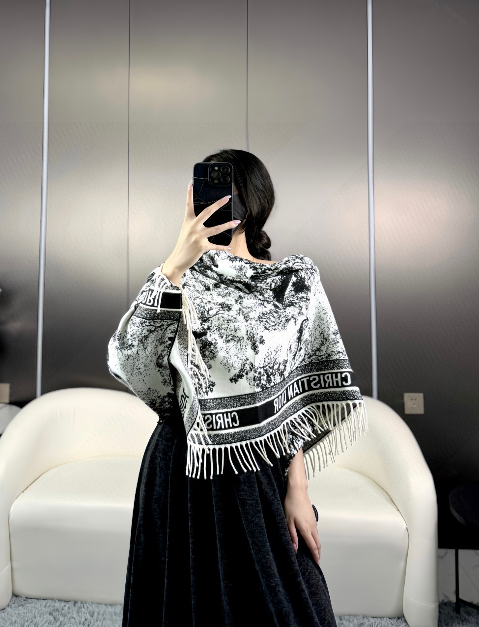 NO:581237,(Animal square scarf) Highly recommended authentic CD animal print large square scarf scarf shawl blanket three-use, super stunning one!  One hundred percent fidelity!  A super beautiful genuine product. The order received by the foreign trade factory last year was shipped directly to the United States. We were eyeing this product in the middle of last year, but the factory had to wait for a year due to the confidentiality agreement before releasing such a small batch!  Although the quantity is not large, we are satisfied if we can get it~ It is made of 57 Kashmiri imported cashmere and 43 wool fabrics!  Cashmere with such a large proportion is really rare!  Cashmere is recognized around the world as 'soft gold' and feels soft and delicate. This scarf is super large, with a size of 140*140!  The whole thing is double-sided woven. Look at the exquisite prints on it. This is not a scarf, a rug, or a luxury product. This is art worth collecting!  Such exquisite printing can still achieve such an effect on a thick scarf. It must be a master who has been doing printing for decades to create such a beautiful effect!  It has a low-key luxurious palace style~ Just grab this kind of genuine good product when you encounter it. Whether you use it to make scarves, blankets or decorations, it is the best choice!  The quantity is not large, sold to those who know the goods!  high version scarf,high version scarf,gold,blankets,blankets,shawls19860909(动物方巾)重磅推荐正品CD动物印花大方巾围巾披肩毛毯三用,超级惊艳的一款！百分百保真！超唯美的一款正品订单,去年外贸工厂接到的订单,直接发往美国的,咱们去年中就盯上这款,但是工厂因为保密协议硬是满了一年才放出来这么一小批！虽然量不多,但能拿到咱们已经满足了~采用57克什米尔进口羊绒和43羊毛面料！这么大比重的羊绒真的超级少见！羊绒有世界公认的“软黄金”之称,手感柔软细腻 这款围巾超级大,尺寸达到140*140！整体是双面织造的,看看上面精致的印花,这不是围巾不是小毯子不是奢侈品,这是值得收藏的艺术！这样精致的印花还是在厚围巾上达到这样的效果,必须是做印花几十年的老师傅,才能做出这样美轮美奂的效果！有种低调的奢华宫廷范~这种正品好货遇到就直接开抢吧,不管是拿来做围巾做毛毯还是摆饰,都是不二的选择！数量不多,卖给懂货的亲们！高版本围巾,高版本围巾,gold,blankets,blankets,shawls,scarf