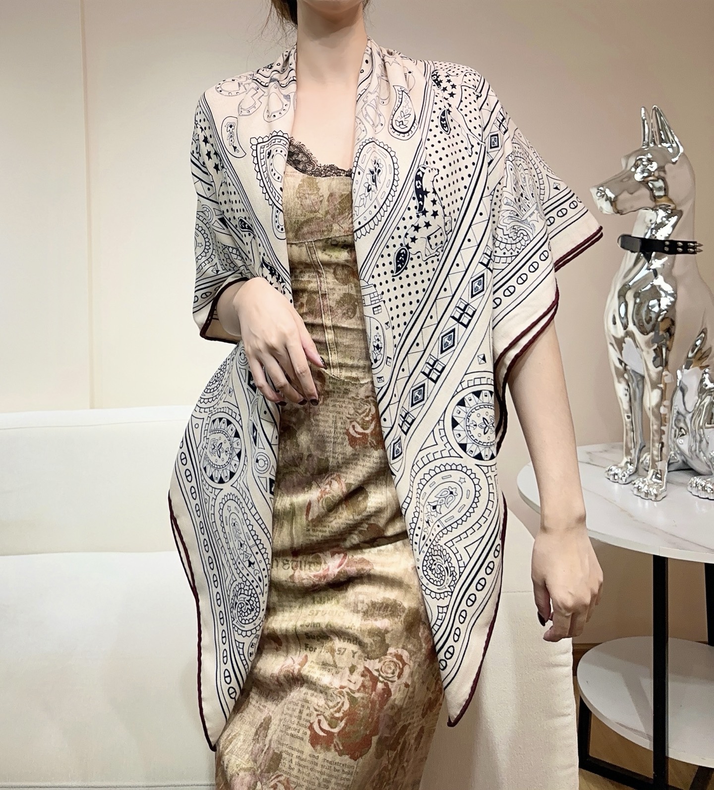 NO:581236,. Newly released [double-sided same color silk wool style] H family cashmere new style. Everyone who bought it says it looks good. Recommended [Love Horse 140] cashmere square scarf H family ZG hot model with three-dimensional presentation of pattern and texture. Extremely high quality. Special process. High-end research and development. Stunning. Special cutting-edge process. Favored by Bai Fumei. Whether it is quality, style or price, it makes them scream for big brand control. Super high cost performance.  Definitely worth buying, size 140cm*140cm, 70 cashmere silk high version scarf, high version scarf, real silk19860909.上新【双面同色 丝毛款】H家羊绒新款 买了都说好看推荐【爱心骏马 140】羊绒方巾H家ZG爆款立体呈现图案纹路实物档次极高特殊工艺高端研发惊艳问世特殊尖端工艺处理受到白富美的喜欢 无论是品质 款式 价格都令大牌控的她们尖叫 超高性价比 绝对值得入手尺寸140cm*140cm,70羊绒真丝高版本围巾,高版本围巾,real silk,scarf