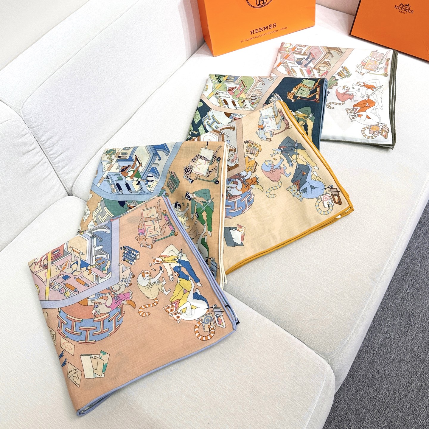 “马术学院”140双面同色丝毛披肩～Hermes 手工卷边丝毛方巾（30%桑蚕丝70%羊毛）这款爱马仕的