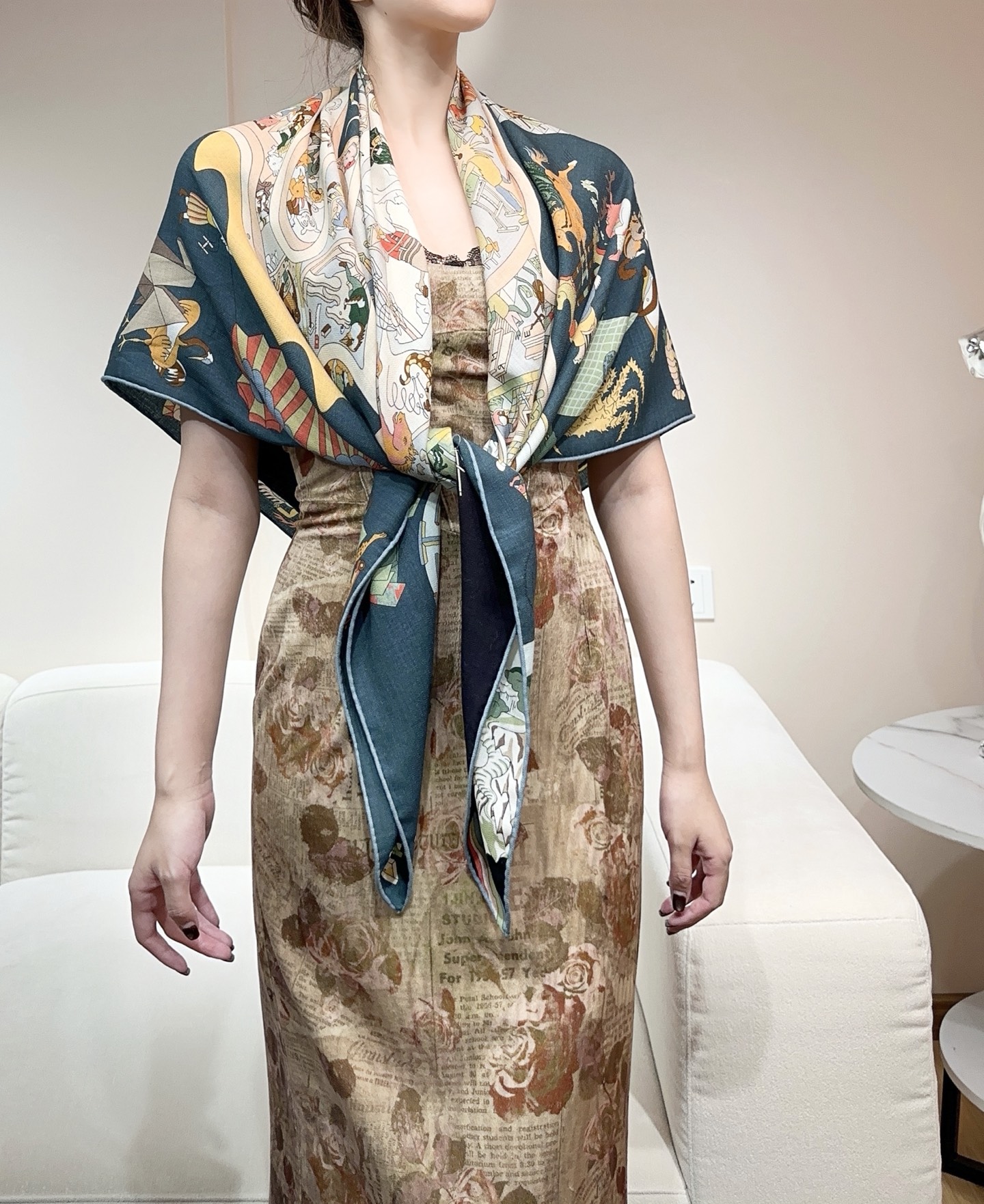 “马术学院”140双面同色丝毛披肩～Hermes 手工卷边丝毛方巾（30%桑蚕丝70%羊毛）这款爱马仕的