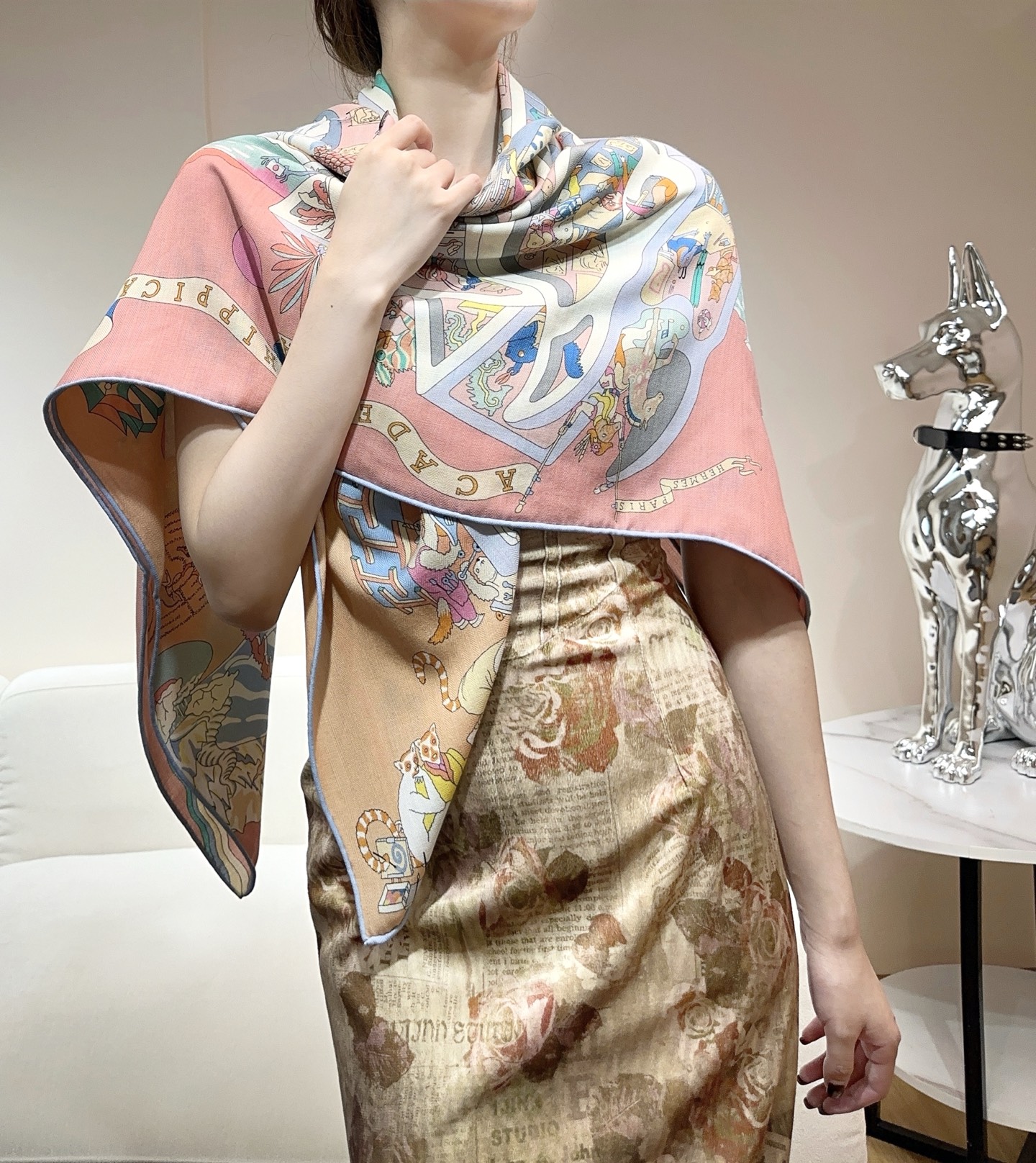 “马术学院”140双面同色丝毛披肩～Hermes 手工卷边丝毛方巾（30%桑蚕丝70%羊毛）这款爱马仕的