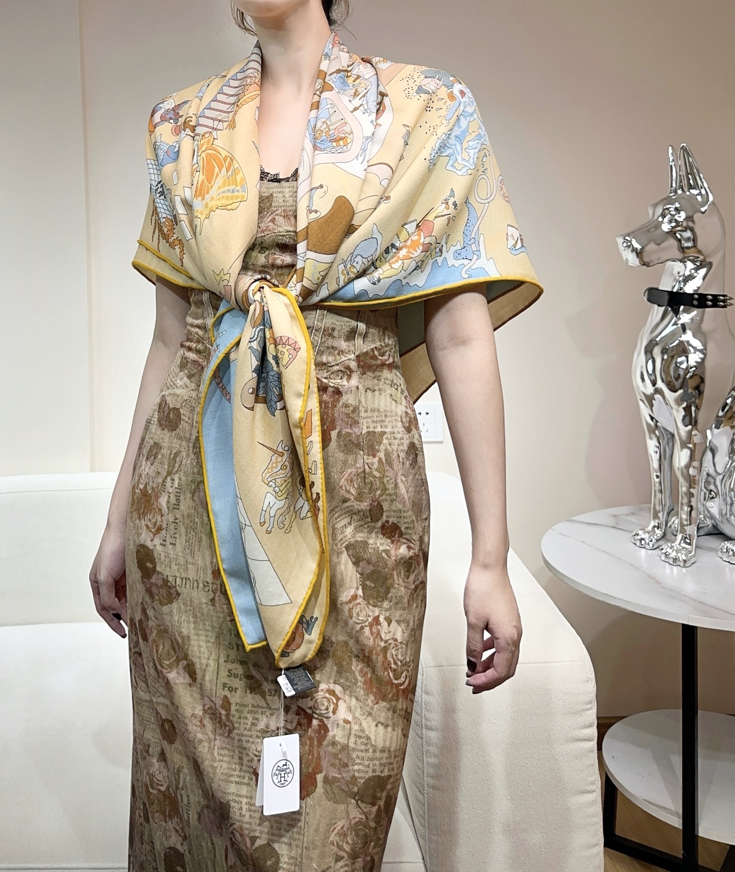 “马术学院”140双面同色丝毛披肩～Hermes 手工卷边丝毛方巾（30%桑蚕丝70%羊毛）这款爱马仕的