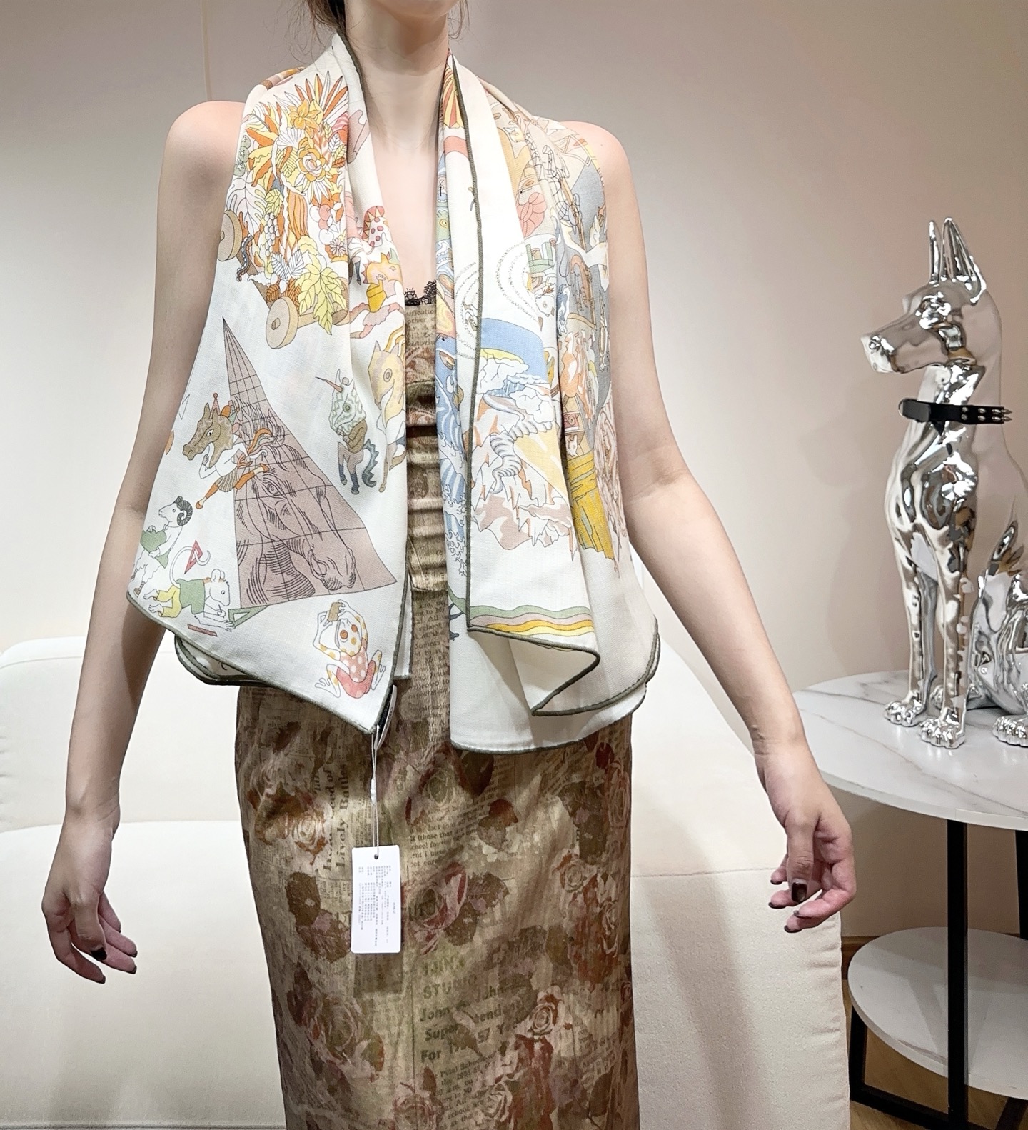 NO:581235,'Equestrian Academy' 140 double-sided silk wool shawl of the same color ~ Hermes hand-rolled silk wool square scarf (30% mulberry silk, 70% wool) This Hermès classic item shows the essence of strong and charming female charm. This 140 square scarf is innovative, interprets infinite emotions and freedom, and writes personal narrative in a unique way. Made in France. Designer Jan Bajtlik (Jan Bajtlik) Size 135 x 135 cm |  Since this square scarf is hand-rolled, the sizes indicated may be slightly different. High version scarf, high version scarf, hermes, hermes, shawls19860909“马术学院”140双面同色丝毛披肩～Hermes 手工卷边丝毛方巾（30桑蚕丝70羊毛） 这款爱马仕的经典单品展现强大而迷人的女性魅力精髓.此140方巾推陈出新,诠释无限的情感和自由,以别样方式书写个性叙事. 法国制造. 设计师扬·巴吉特里可（Jan Bajtlik） 尺寸135 x 135 厘米 | 由于这款方巾采用手工卷边,标示的尺寸或会略有不同.高版本围巾,高版本围巾,hermes,hermes,shawls,scarf