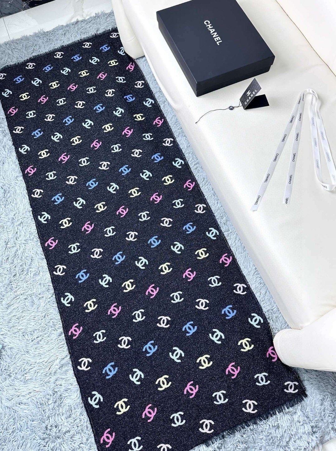 价优版本 高版本240 chenel24c最美围巾 手感比想象中柔软～两面都很优秀，黑色一面是底色带细闪