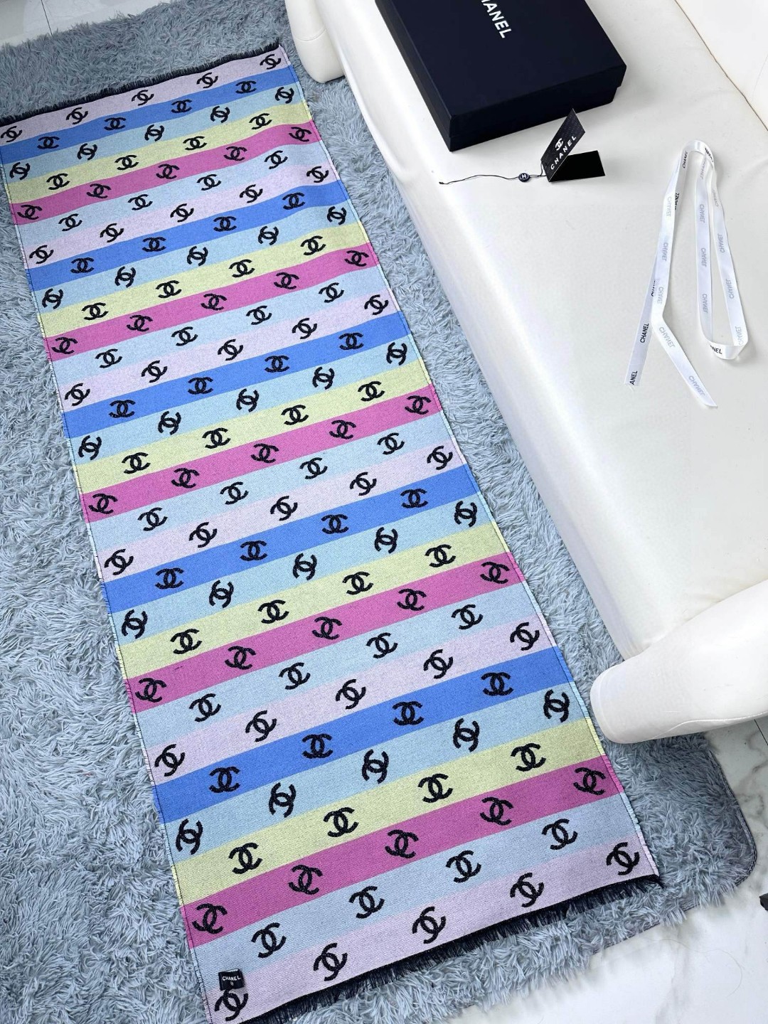 价优版本 高版本240 chenel24c最美围巾 手感比想象中柔软～两面都很优秀，黑色一面是底色带细闪