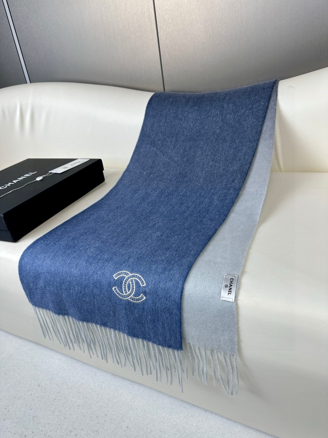 香奈儿2025渐变色👍巴黎时装展商务男士女士通用双面羊绒披肩🔥代工厂臻选上乘的超细羊绒纤维 进行纯手工精