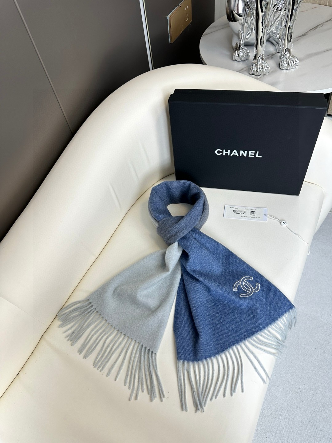 香奈儿2025渐变色👍巴黎时装展商务男士女士通用双面羊绒披肩🔥代工厂臻选上乘的超细羊绒纤维 进行纯手工精