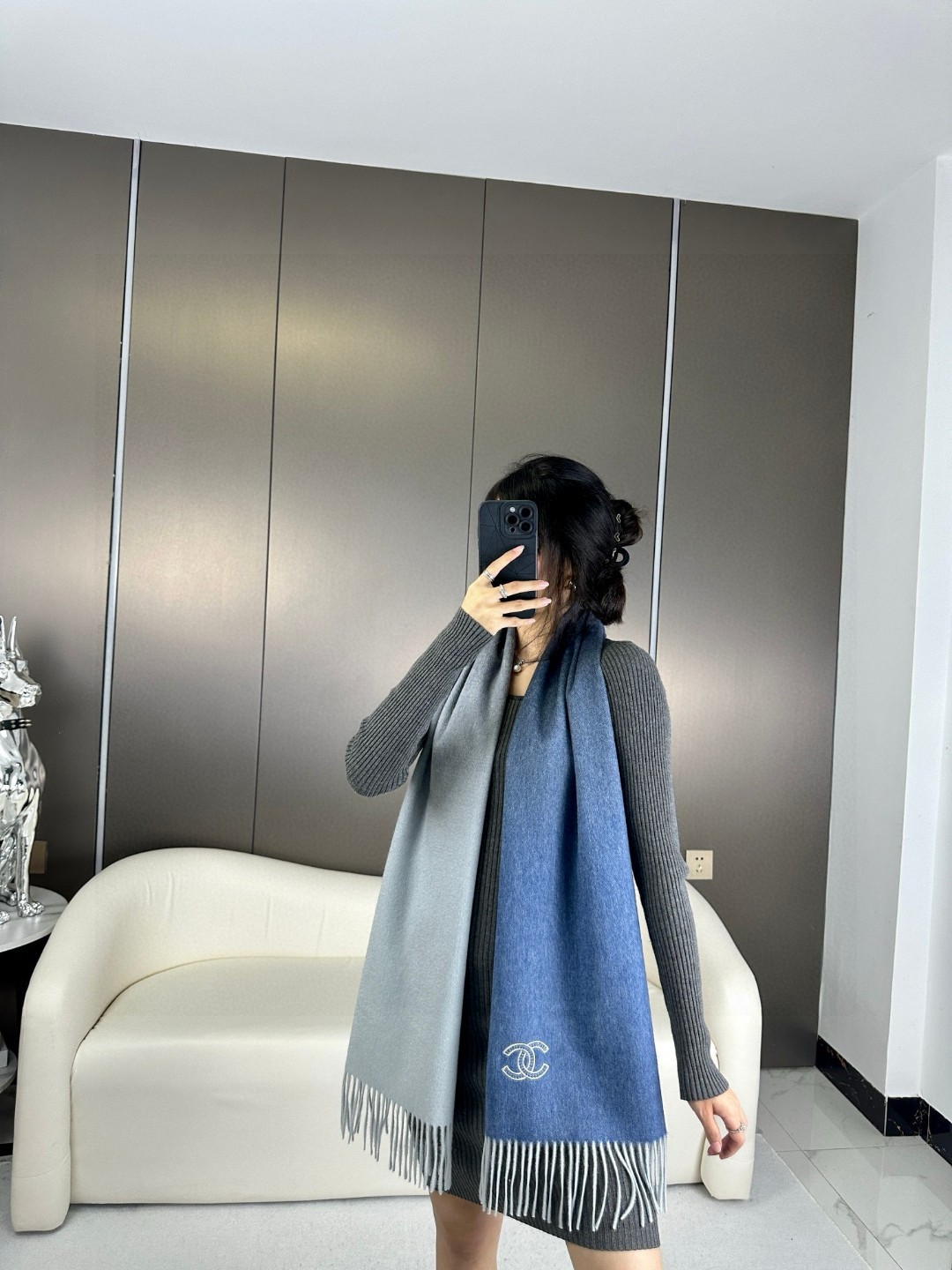 NO:602936,Chanel 2025 Gradient Color Paris Fashion Show Business Men's and Women's Universal Double-sided Cashmere Shawl OEM Factory selects the finest ultra-fine cashmere fiber and combs it by hand, which is time-consuming and labor-intensive. It is then soaked and washed in clear spring water to give the cashmere fiber a unique fluffy texture. It feels so delicate. Finally, the exquisite embossing and ironing process gives it a luxurious and soft surface luster. The process is particularly complex and uses fine cashmere from the Mongolian Plateau!  !  It feels full of fine fluff!  This price is absolutely 100% affordable!  Exquisite embroidery craftsmanship!  Great for giving as a gift or keeping for yourself!  Absolutely good stuff!  Size 210 (including beard)*36 high version scarf, high version scarf, chanel, shawls19860909香奈儿2025渐变色巴黎时装展商务男士女士通用双面羊绒披肩代工厂臻选上乘的超细羊绒纤维 进行纯手工精梳处理 耗时耗力 再以清泉水浸泡涤荡 使羊绒纤维呈现出独特的蓬松质感 手感才如此细腻 最后以考究压印与熨烫工艺 才有奢华柔和的表面光泽 工艺特别复杂哦采用蒙古高原细羊绒！！手感满满地都是细腻的绒毛！这个价格绝对百分之百的实惠！精湛绝伦的绣字工艺！送礼自留都不错！绝对好货！尺寸210（含须）*36高版本围巾,高版本围巾,chanel,shawls,scarf