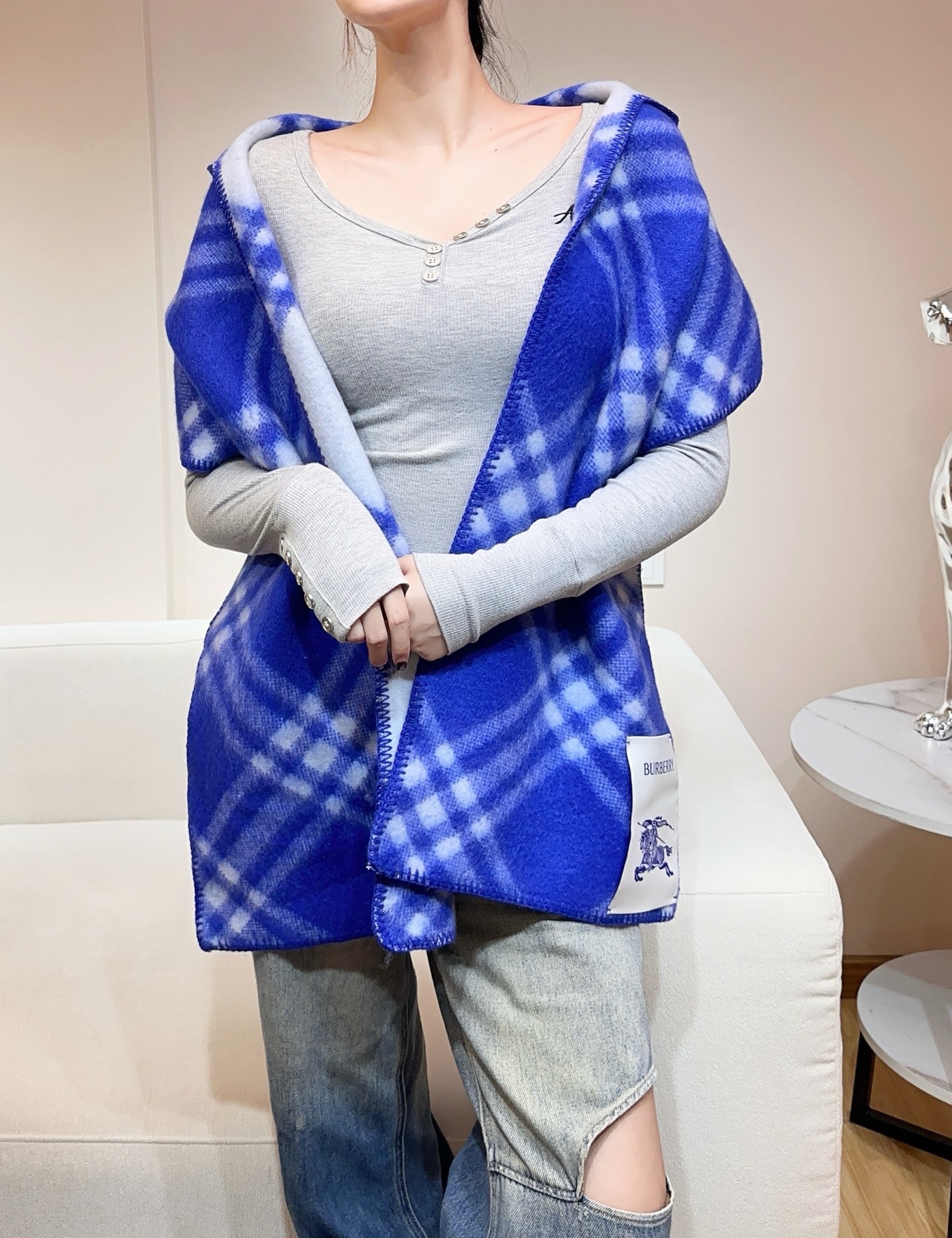 NO:619997,(Complimentary brand pin) 2025 'Platform Hooded Scarf' Size195x30cm Sheep Wool Classic Plaid~Sophisticated and British style!  Two-in-one design of fur hat and scarf, thick and warm, three-dimensional and atmospheric, a must-have item for personal use and gift giving. High version scarf, high version scarf, hats19860909(赠送品牌别针)  2025《格纹连帽围巾》 Size195x30cm 绵羊毛 经典格纹～干练气质 英伦风！毛帽、围巾二合一设计,厚实保暖 立体感氛围感穿搭必备单品自留送礼推荐ing 高版本围巾,高版本围巾,hats,scarf