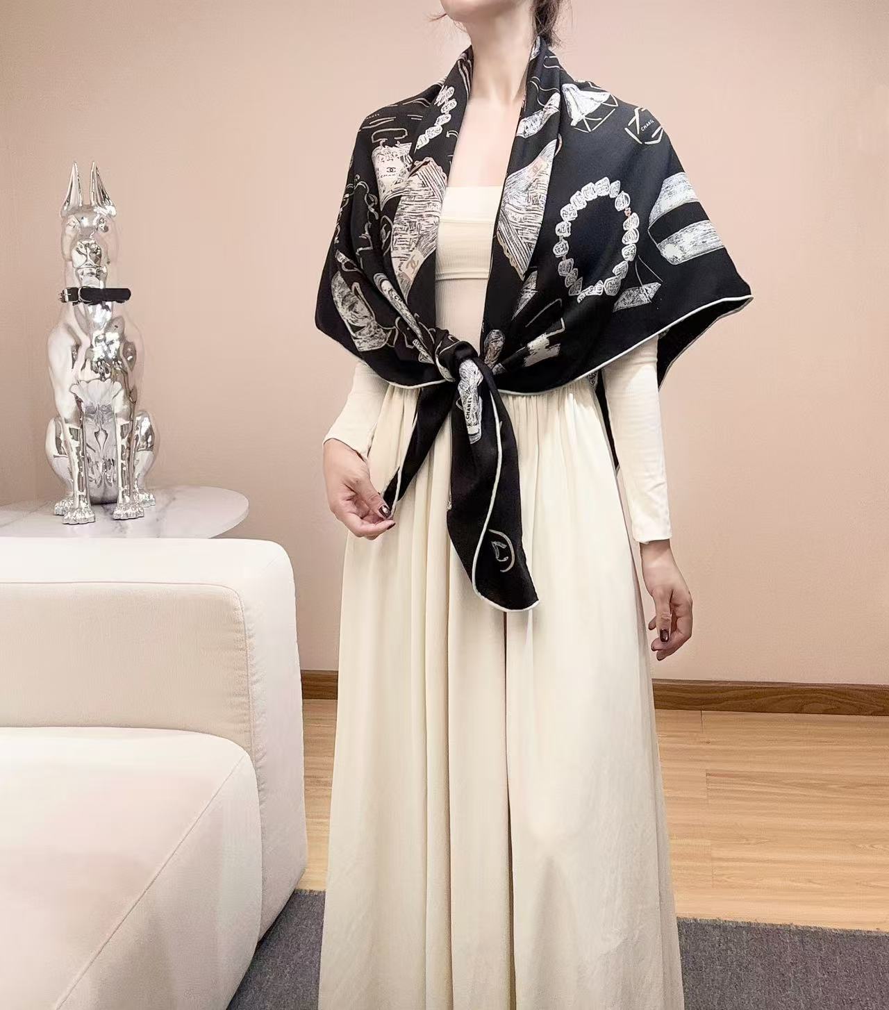 NO:603187,Same color on both sides, with a bit of pink fragrance, classic camellia and elegant Coco style, Chanel's latest rhombus velvet square scarf ~ temperament to the core, the fabrics of the new season of Xiang Grandma are super high-end, really super soft, silky smooth, strong toughness and not easy to be snagged!  This year’s new series~ I’m really impressed by the design. Chanel’s silk scarf is definitely a representative of elegance. A fragrant silk scarf will give you the best match!  !  A must!  The upper body effect is simply elegant and very flexible. It has layers of elegant texture. The layers are layered to create a striking but unobtrusive gorgeous ladylike feeling. The pattern is a dotted rhombus design ~ the lines are more textured. The powder must come in the size of 140*140cm. The upper body effect is really beautiful needless to say (it will look better when paired with clothing, shoes and bags)!  The real thing is definitely more beautiful!  Classic black and white high version scarf, high version scarf, chanel, chanel19860909双面同色 带一点粉调的香 经典茶花优雅Coco风,Chanel最新菱格丝绒大方巾~气质到骨子里,香奶奶新一季的面料超高级,真心超级柔软,丝丝顺滑,韧性很强 不容易被轻易勾丝！今年新出的系列~真的被这样的设计美到,香奈儿家的丝巾绝对是优雅的代表,一条小香的丝巾,给你最好的搭配！！ 必入！上身效果简直优雅气质到不行,非常灵动.层次优雅质感.层层叠叠出醒目而不张扬的华丽名媛感,图案是虚线菱格纹设计~线条感更显质感,香粉必入 140*140cm 的尺寸,上身效果真的不用多说的美(搭配服饰鞋包更有感觉)！实物绝对更美！经典黑白色高版本围巾,高版本围巾,chanel,chanel,scarf