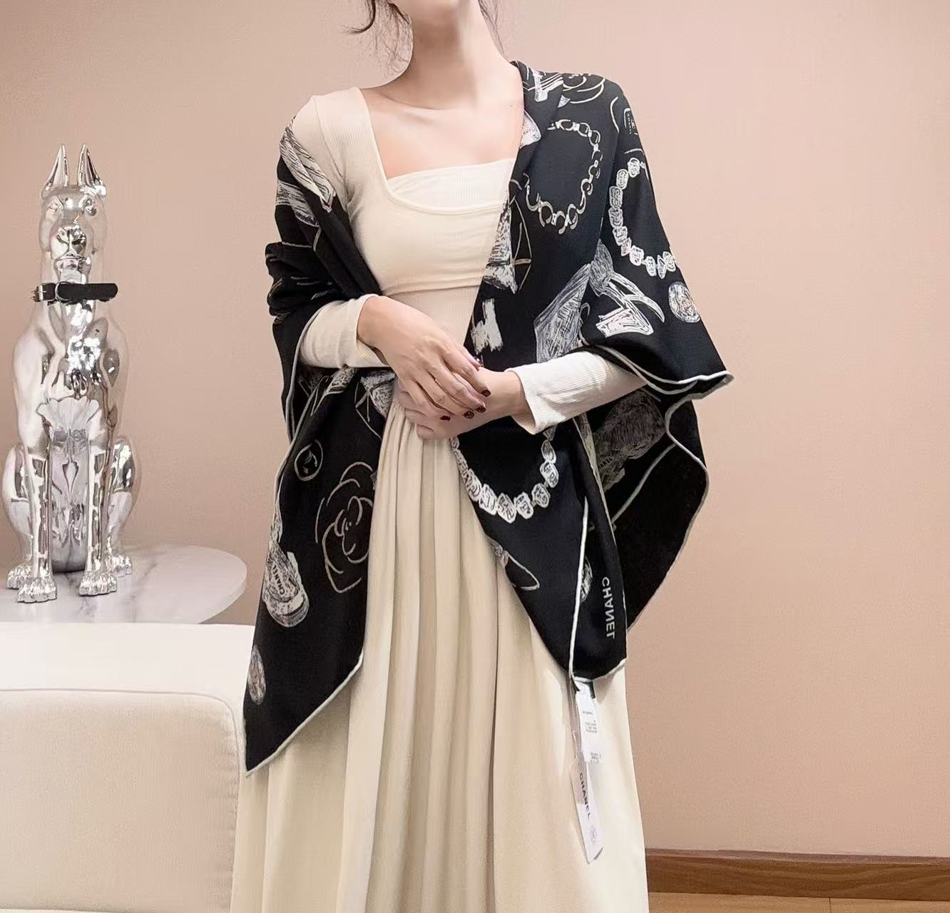 双面同色带一点粉调的香经典茶花优雅Coco风，Chanel最新菱格丝绒大方巾~气质到骨子里，香奶奶新一季