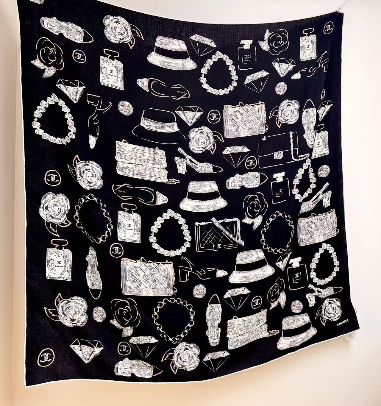 双面同色带一点粉调的香经典茶花优雅Coco风，Chanel最新菱格丝绒大方巾~气质到骨子里，香奶奶新一季