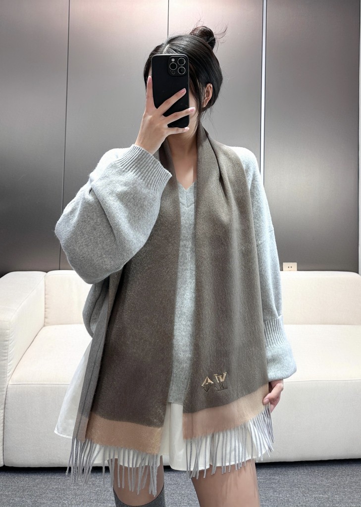 怒赞自留，难得的高端女款‼️家属福利‼️LV非常正的男女围巾~面料大爱，非常柔软细腻舒服，‼️大气简约，
