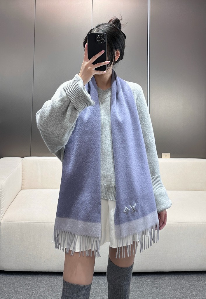 🉐️160  怒赞自留，难得的高端女款‼️家属福利‼️LV非常正的男女围巾~面料大爱，非常柔软细腻舒服，‼️大气简约，超级好看的男女神配色，任何人都会喜欢的款吧，小小Logo非常精致的点缀，有质感不张扬~大货几个月前已装船发走~尾单余一丢丢福利大家~‼️经典男女的30cm宽羊绒围巾‼️男女通用款式，100%羊绒，规格30*180 ❗搭配正装或者搭配休闲装都很合适~对折挂围或者绕圈围都完全可以，绅士有型~有温度的风度‼️五色