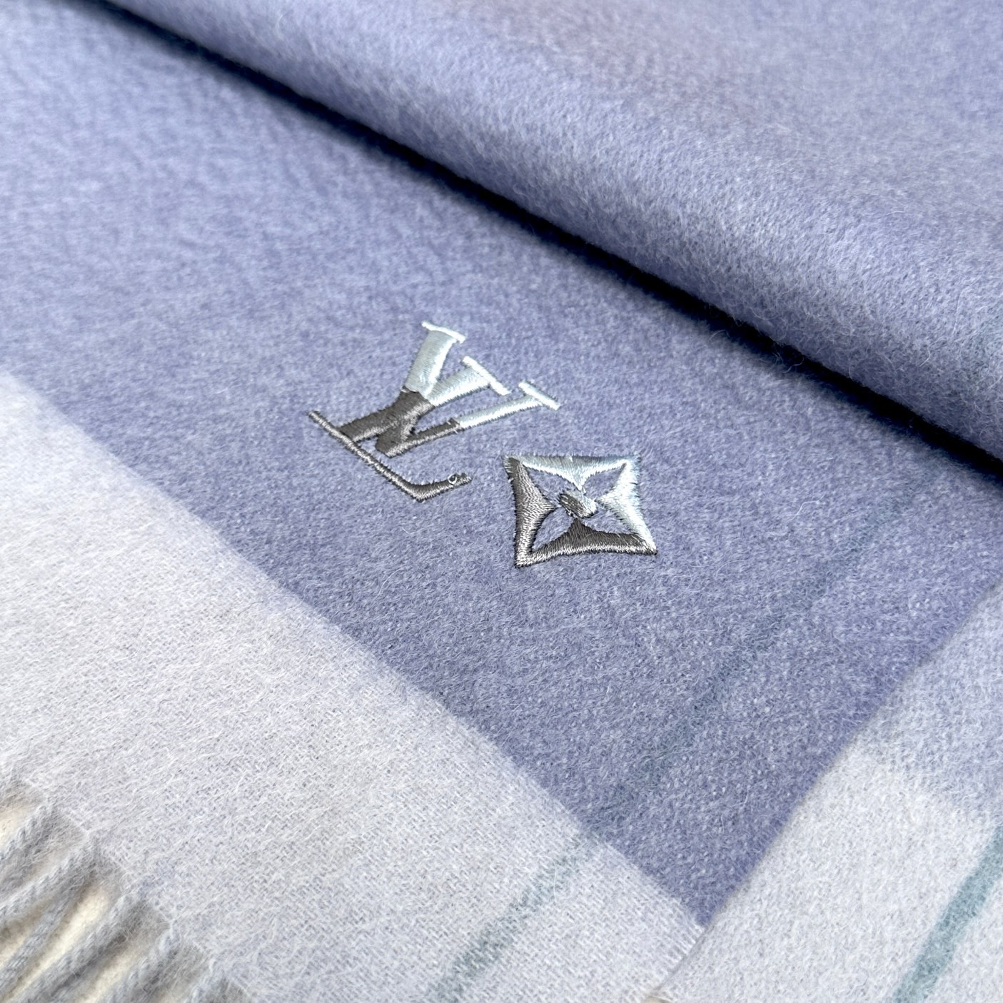 怒赞自留，难得的高端女款‼️家属福利‼️LV非常正的男女围巾~面料大爱，非常柔软细腻舒服，‼️大气简约，