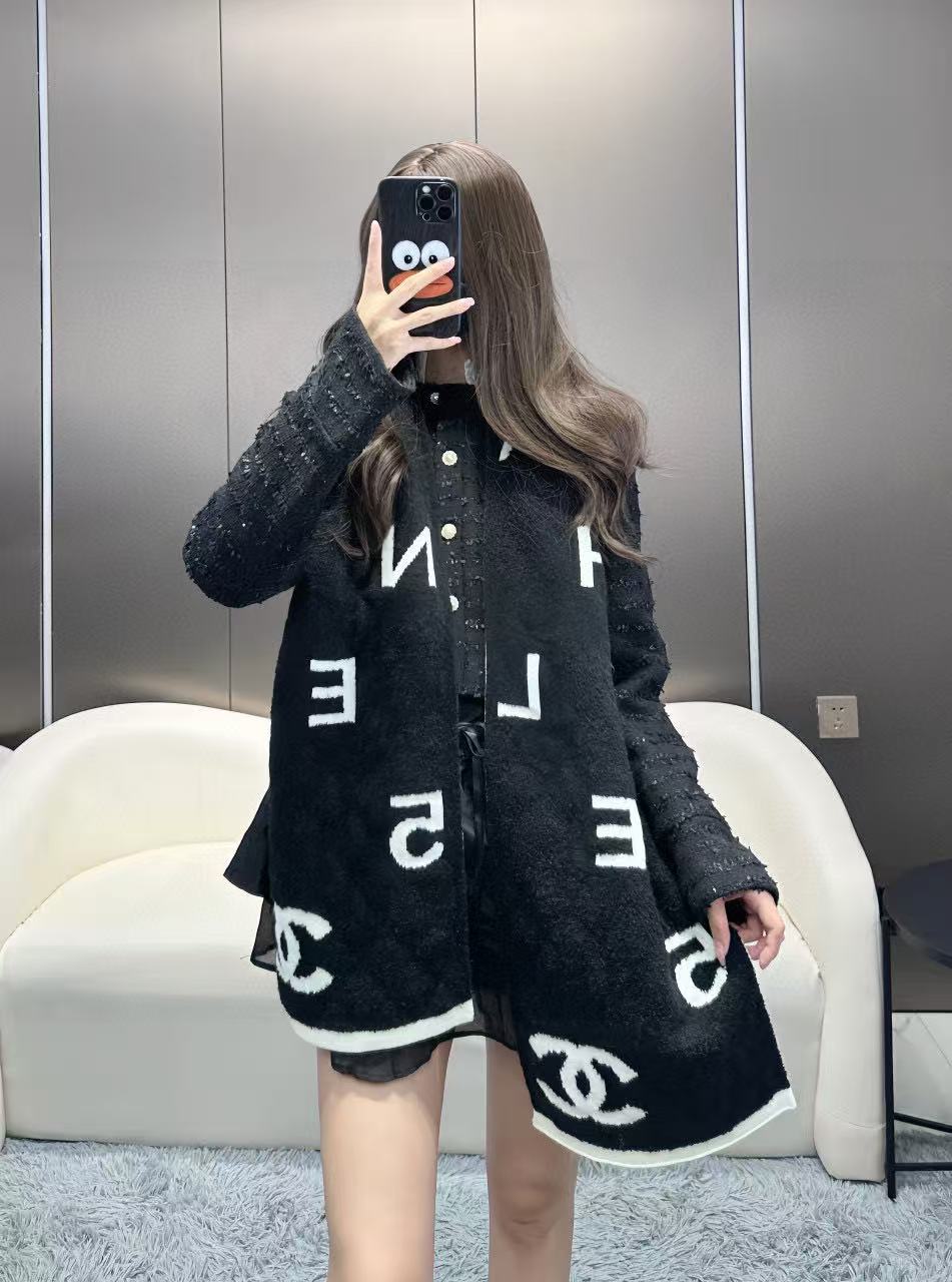 𝐂𝐇𝐀𝐍𝐄𝐋 字符五号围巾🧣 双面双色提花围巾 49%羊绒➕40%羊毛➕11%真丝面料～ 软软糯糯非常舒