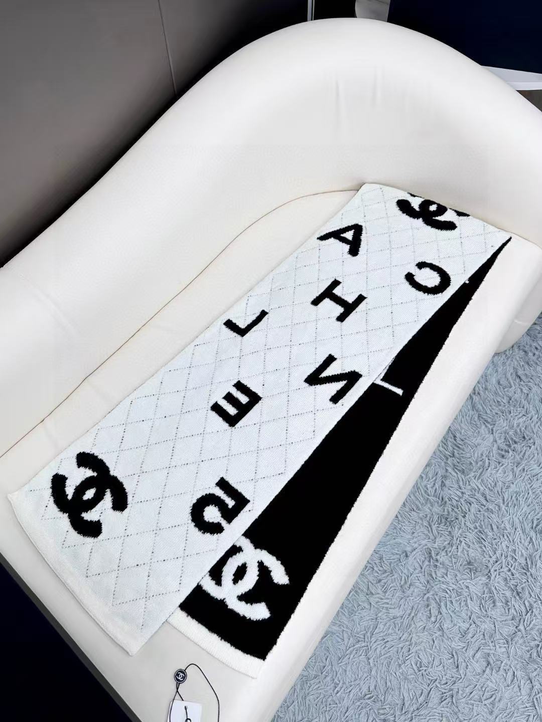 𝐂𝐇𝐀𝐍𝐄𝐋 字符五号围巾🧣 双面双色提花围巾 49%羊绒➕40%羊毛➕11%真丝面料～ 软软糯糯非常舒