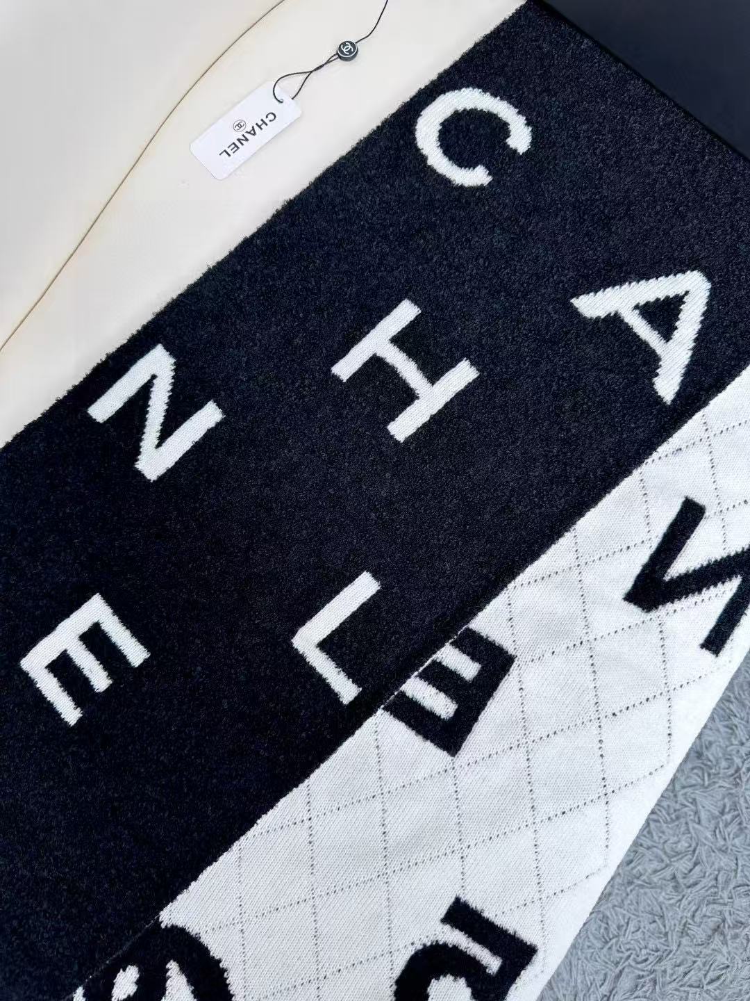 𝐂𝐇𝐀𝐍𝐄𝐋 字符五号围巾🧣 双面双色提花围巾 49%羊绒➕40%羊毛➕11%真丝面料～ 软软糯糯非常舒