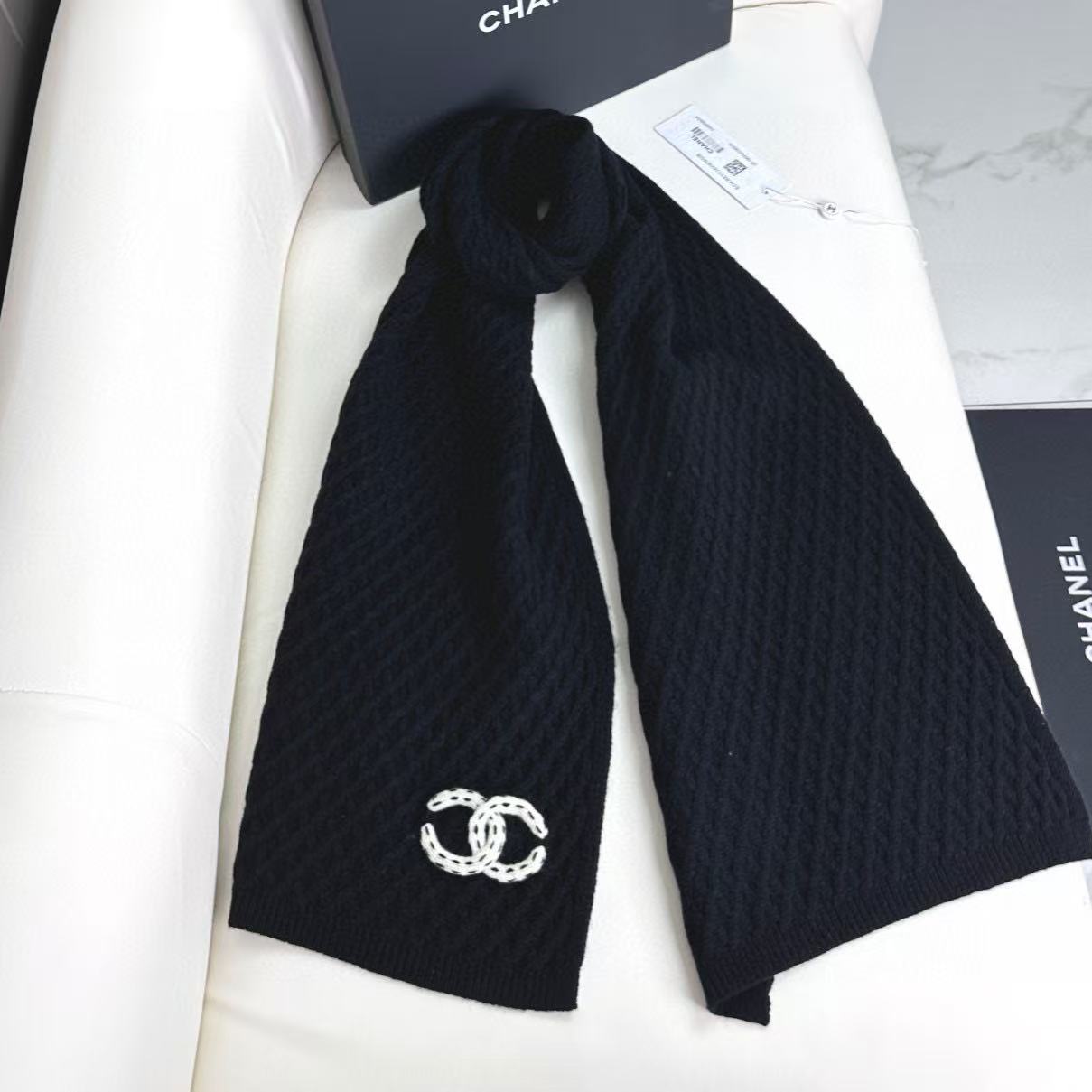 🛒𝐍𝐄𝐖 · /香奈儿针织新品！独家高品质！香奶奶家顶配款！菱形格logo围巾选用高捻度羊毛纱线，紧密扎