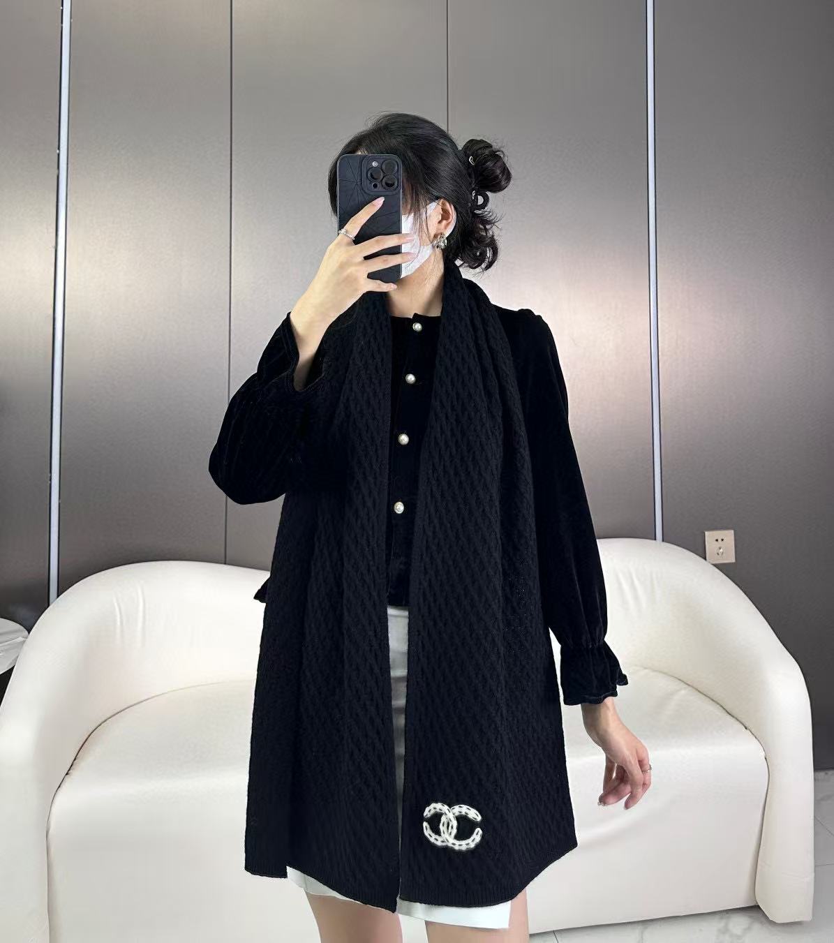 🛒𝐍𝐄𝐖 · /香奈儿针织新品！独家高品质！香奶奶家顶配款！菱形格logo围巾选用高捻度羊毛纱线，紧密扎