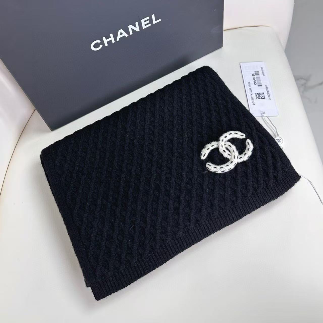 🛒𝐍𝐄𝐖 · /香奈儿针织新品！独家高品质！香奶奶家顶配款！菱形格logo围巾选用高捻度羊毛纱线，紧密扎