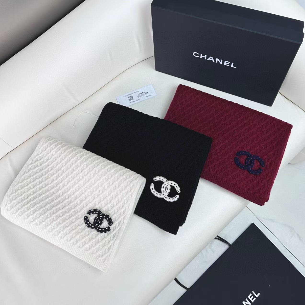 🛒𝐍𝐄𝐖 · /香奈儿针织新品！独家高品质！香奶奶家顶配款！菱形格logo围巾选用高捻度羊毛纱线，紧密扎