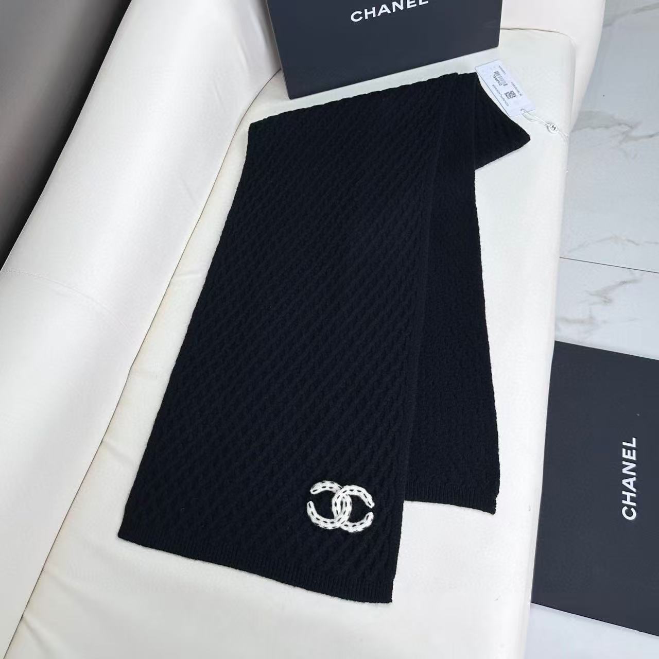 🛒𝐍𝐄𝐖 · /香奈儿针织新品！独家高品质！香奶奶家顶配款！菱形格logo围巾选用高捻度羊毛纱线，紧密扎