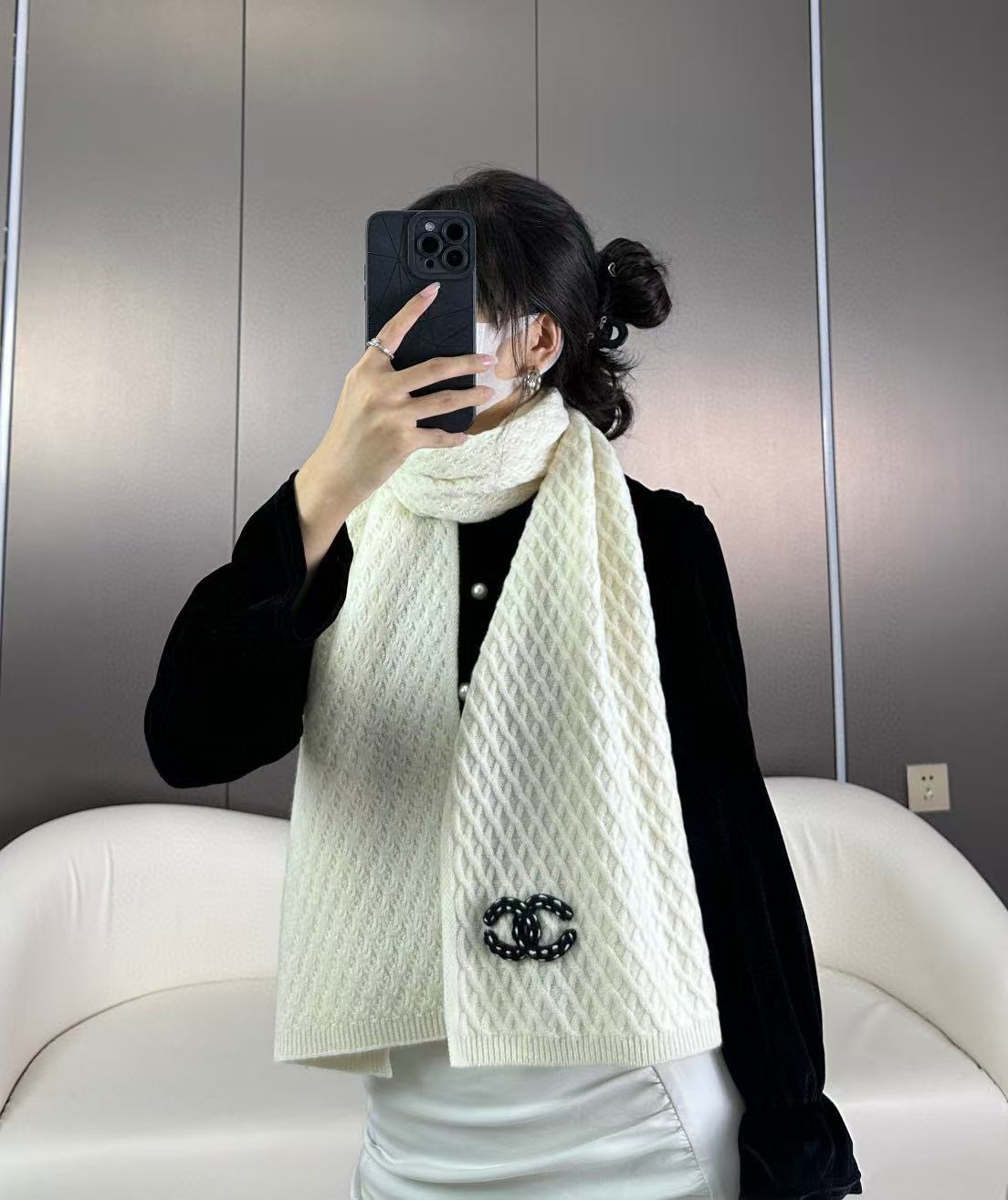 🛒𝐍𝐄𝐖 · /香奈儿针织新品！独家高品质！香奶奶家顶配款！菱形格logo围巾选用高捻度羊毛纱线，紧密扎