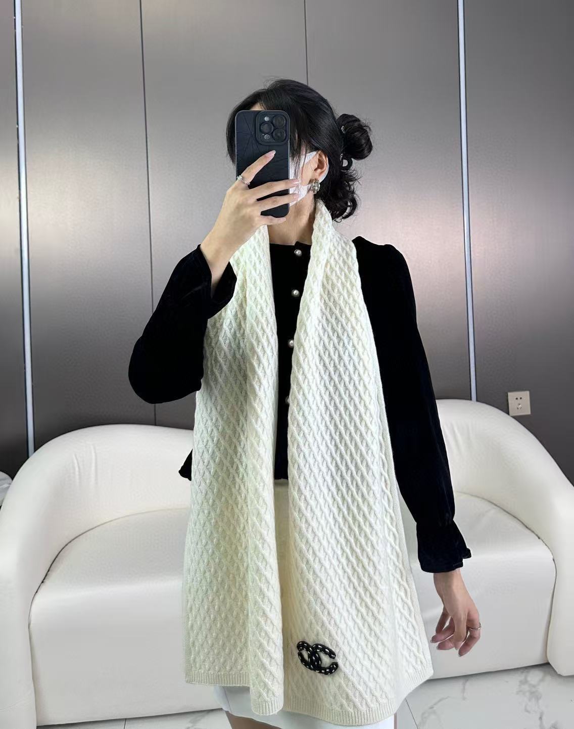 NO:727865,· 2025/Chanel new knitted products!  Exclusive high quality!  Fragrant grandma’s top accessories!  diamond check logo scarf  It uses high-twist wool yarn, which is tight and solid, with a full and soft feel. It adopts 7-needle full needle movement technology. The texture of the fabric is granular diamond grid pattern, which is uneven and full of layering. The logo is hand-woven into a wide and long version, and the lines are consistent.  Smooth, gentle and healing creamy apricot, awakening the power of winter, the feeling of being wrapped in the warm sun, elegant and mysterious dark black, rustic but not too cool, high-end and fashionable, the effect of casual winding can easily create a sense of atmosphere.  White black maroon one size fits all high version scarf, high version scarf, chanel19860909· 2025/香奈儿针织新品！独家高品质！香奶奶家顶配款！菱形格logo围巾 选用高捻度羊毛纱线,紧密扎实,手感饱满柔软,7针全件搬针工艺,织面颗粒状菱形格纹路,凹凸有致,富有层次感.logo纯手工勾织宽而长的版型,一气呵成的线条流畅感,温柔治愈的奶油米杏,唤醒冬日的力量,被暖阳包裹的感觉,优雅神秘的暗黑色,小飒但也不过分酷,高级时髦的存在,随意缠绕出来的效果就能轻松营造氛围感. 白色黑色枣红 均码高版本围巾,高版本围巾,chanel,scarf