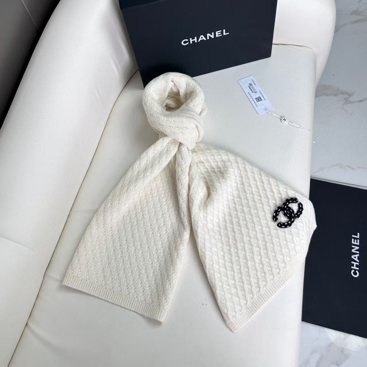 🛒𝐍𝐄𝐖 · /香奈儿针织新品！独家高品质！香奶奶家顶配款！菱形格logo围巾选用高捻度羊毛纱线，紧密扎