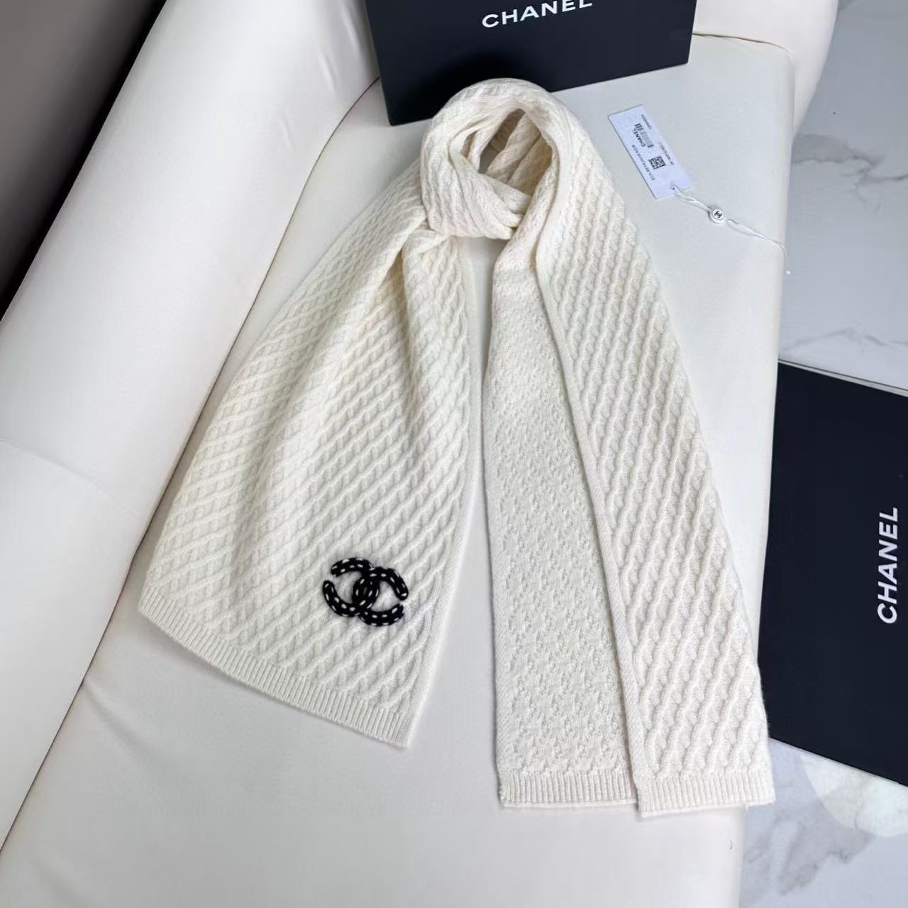 🛒𝐍𝐄𝐖 · /香奈儿针织新品！独家高品质！香奶奶家顶配款！菱形格logo围巾选用高捻度羊毛纱线，紧密扎