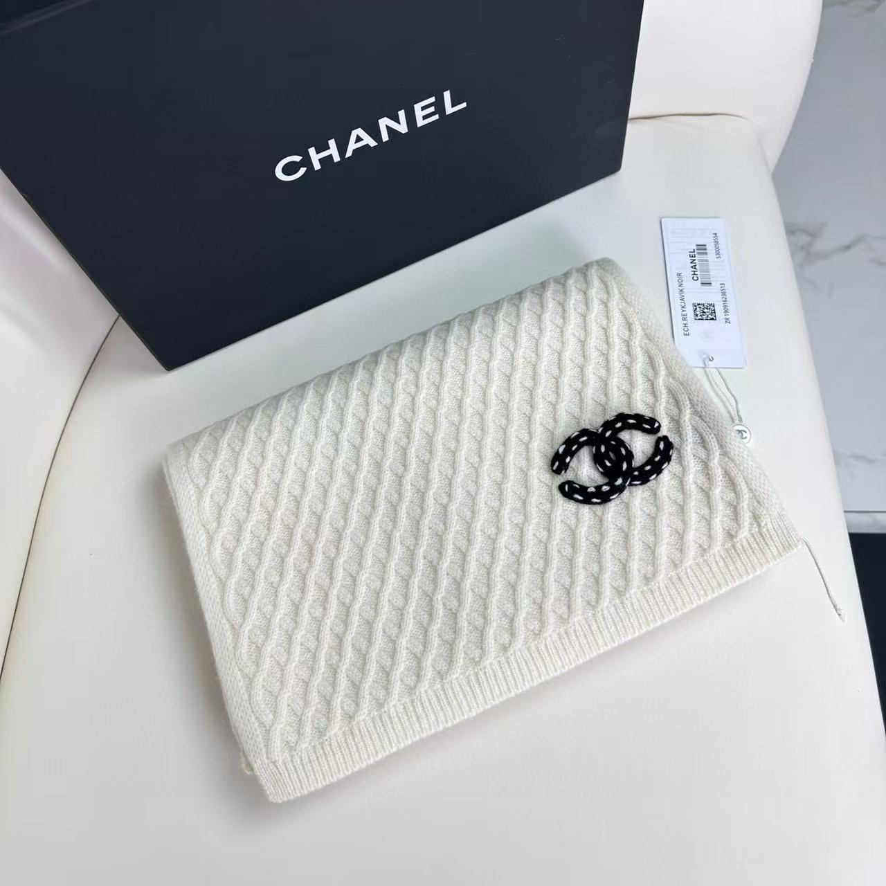 🛒𝐍𝐄𝐖 · /香奈儿针织新品！独家高品质！香奶奶家顶配款！菱形格logo围巾选用高捻度羊毛纱线，紧密扎