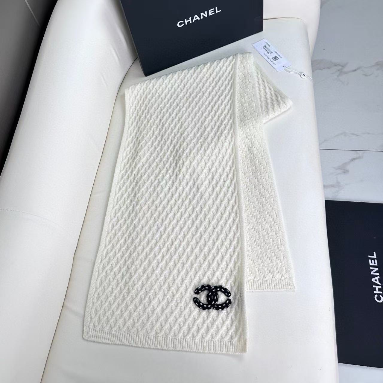 🛒𝐍𝐄𝐖 · /香奈儿针织新品！独家高品质！香奶奶家顶配款！菱形格logo围巾选用高捻度羊毛纱线，紧密扎