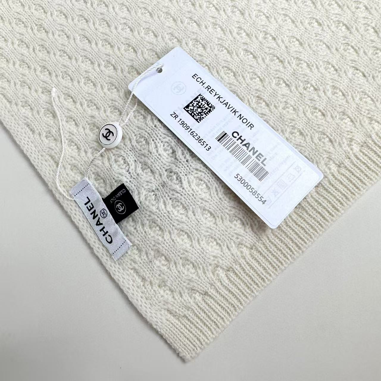 🛒𝐍𝐄𝐖 · /香奈儿针织新品！独家高品质！香奶奶家顶配款！菱形格logo围巾选用高捻度羊毛纱线，紧密扎