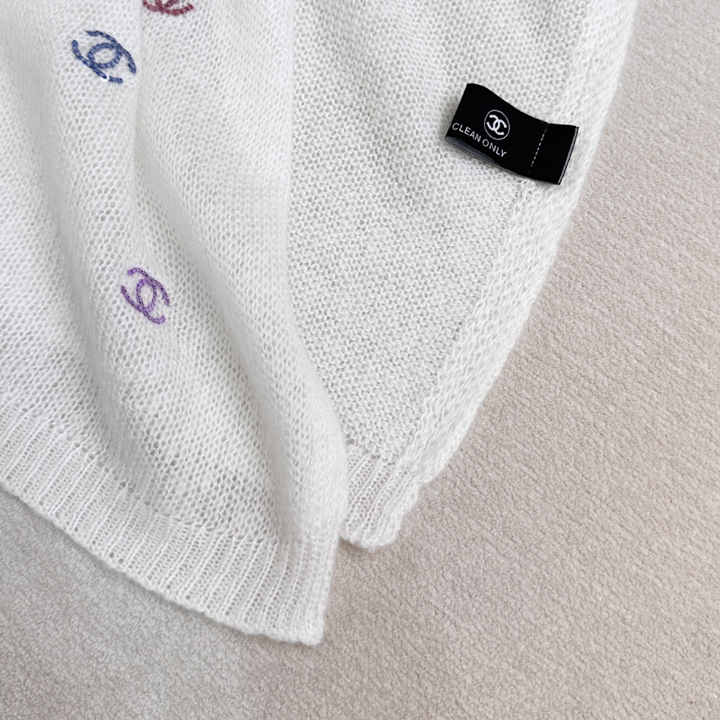 𝐂𝐡𝐚𝐧𝐞𝐥 𝟐4𝐚 珠片系列· 爆款超🔥米白多彩LOGOSize：65x180cm 成份 60%山羊绒