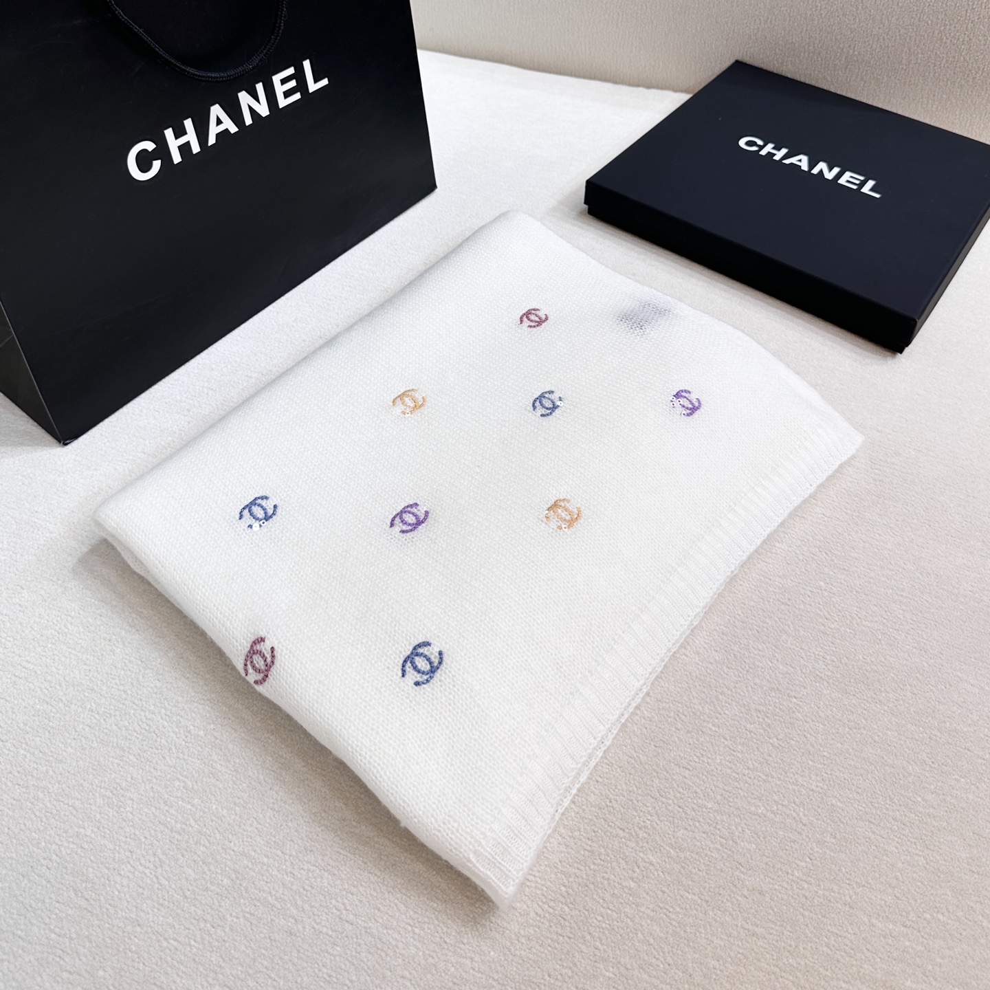 𝐂𝐡𝐚𝐧𝐞𝐥 𝟐4𝐚 珠片系列· 爆款超🔥米白多彩LOGOSize：65x180cm 成份 60%山羊绒