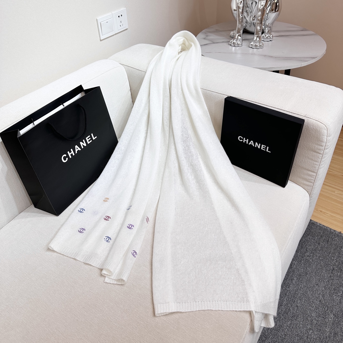 𝐂𝐡𝐚𝐧𝐞𝐥 𝟐4𝐚 珠片系列· 爆款超🔥米白多彩LOGOSize：65x180cm 成份 60%山羊绒