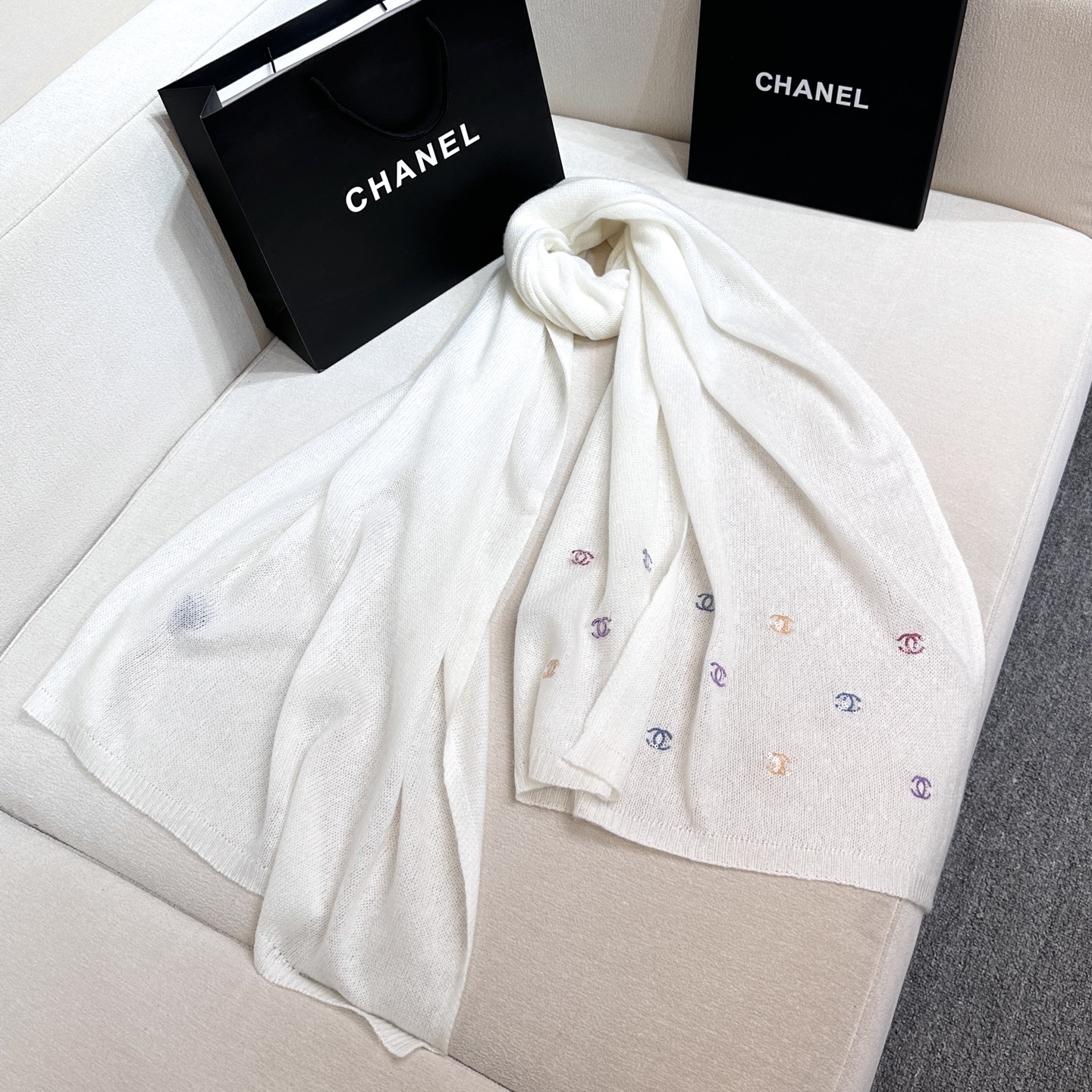 𝐂𝐡𝐚𝐧𝐞𝐥 𝟐4𝐚 珠片系列· 爆款超🔥米白多彩LOGOSize：65x180cm 成份 60%山羊绒