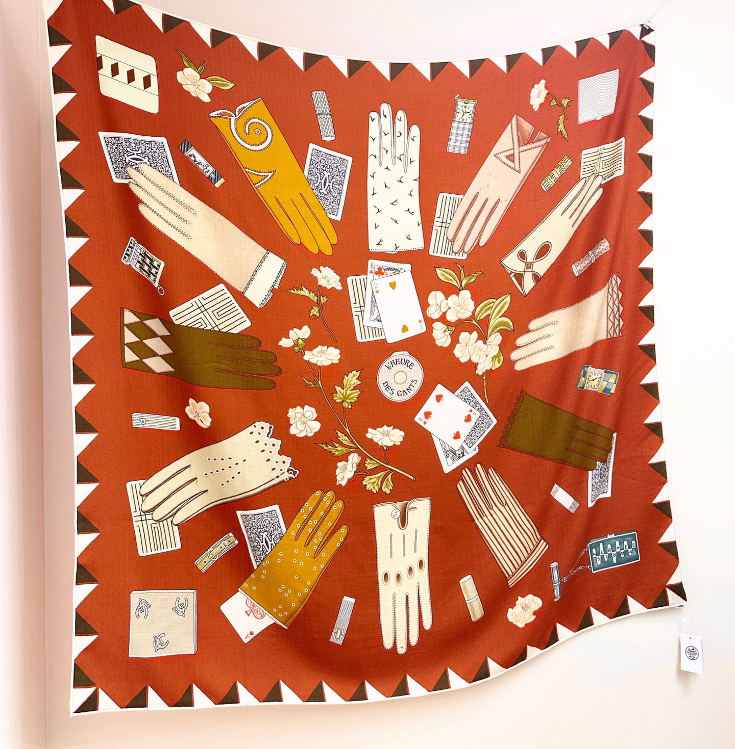 ❤️上新！“手套时光”140双面丝毛披肩手工卷边丝毛方巾（30%桑蚕丝70%羊毛）这款经典单品展现强大而